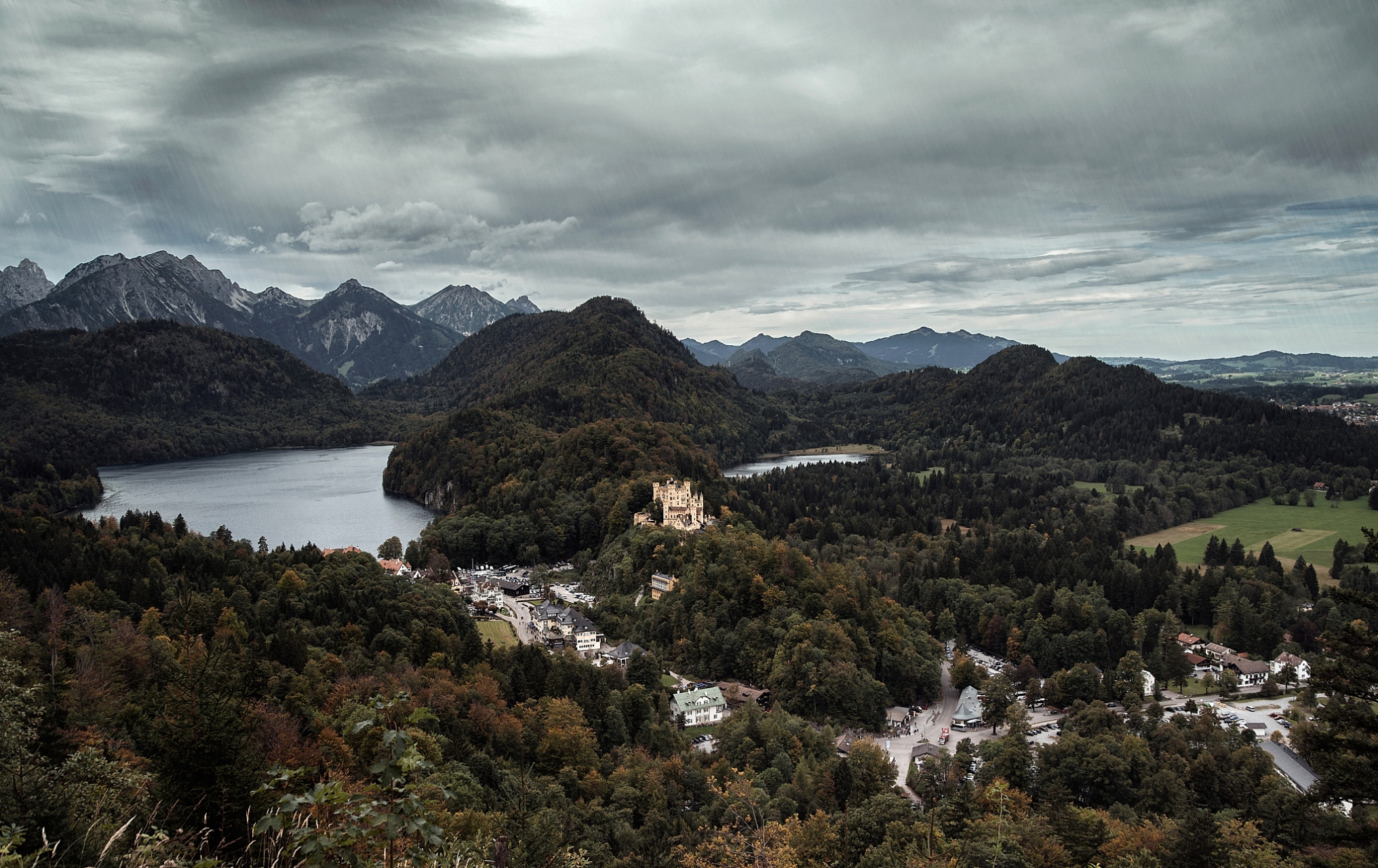 瓦屋山是一个风景优美的旅游胜地,以下是一些游玩建议: 景区选择: 你