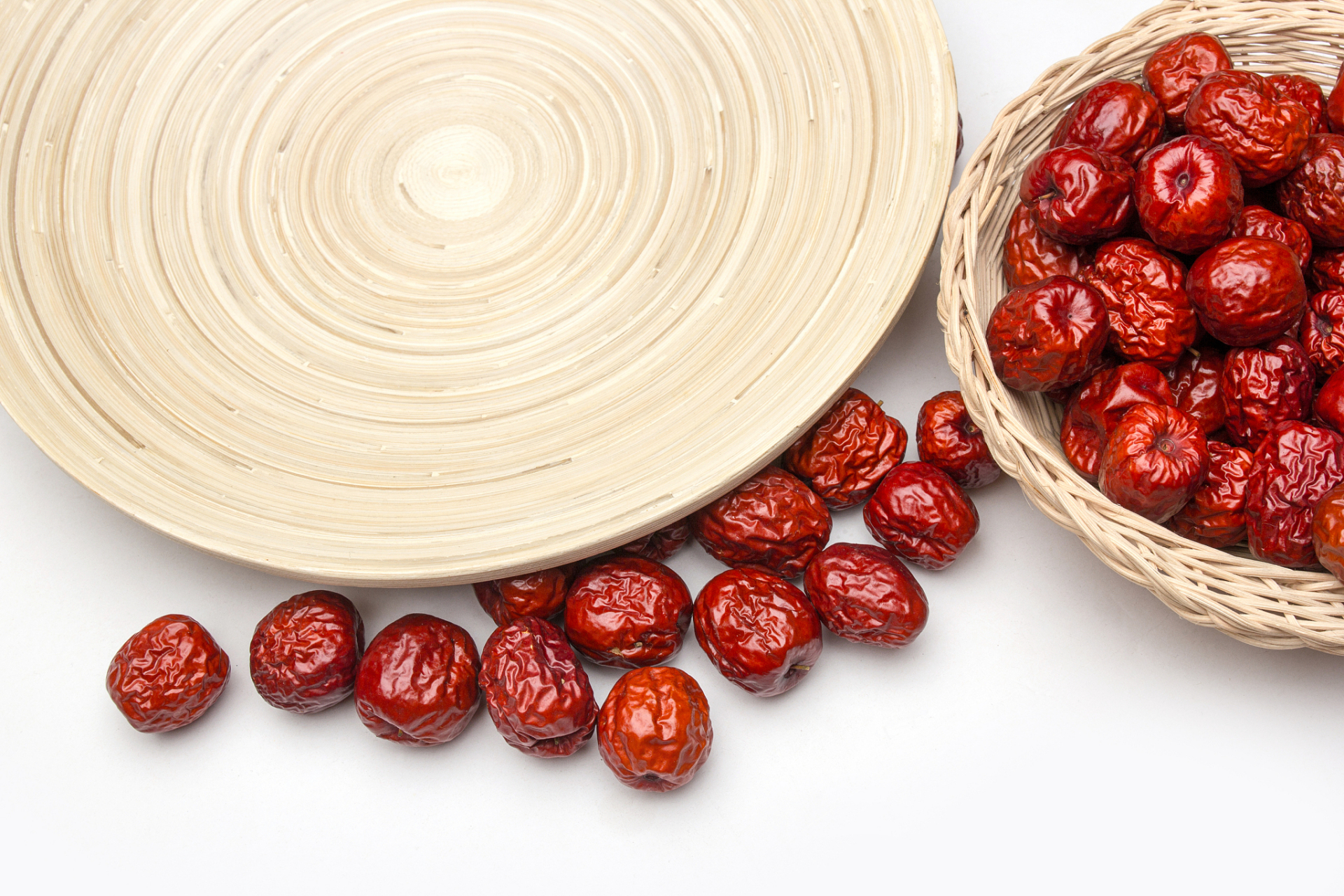 其中,红枣期货主力合约开盘报9725元/吨,今日盘中低位震荡运行,早盘收