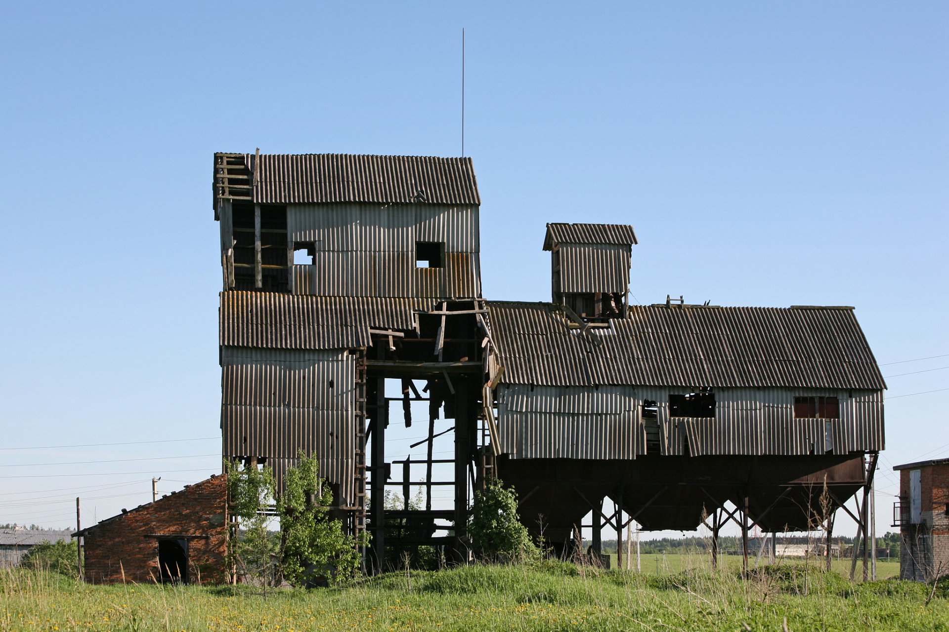 假如一间铁屋子,是绝无窗户而万难破毁的,里面有
