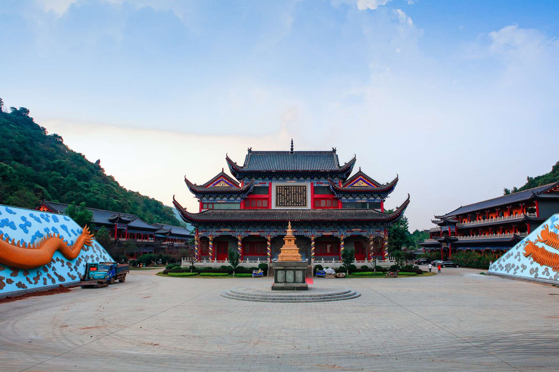 天然寺是一处古老的寺庙遗址,它有着悠久的历史背景.