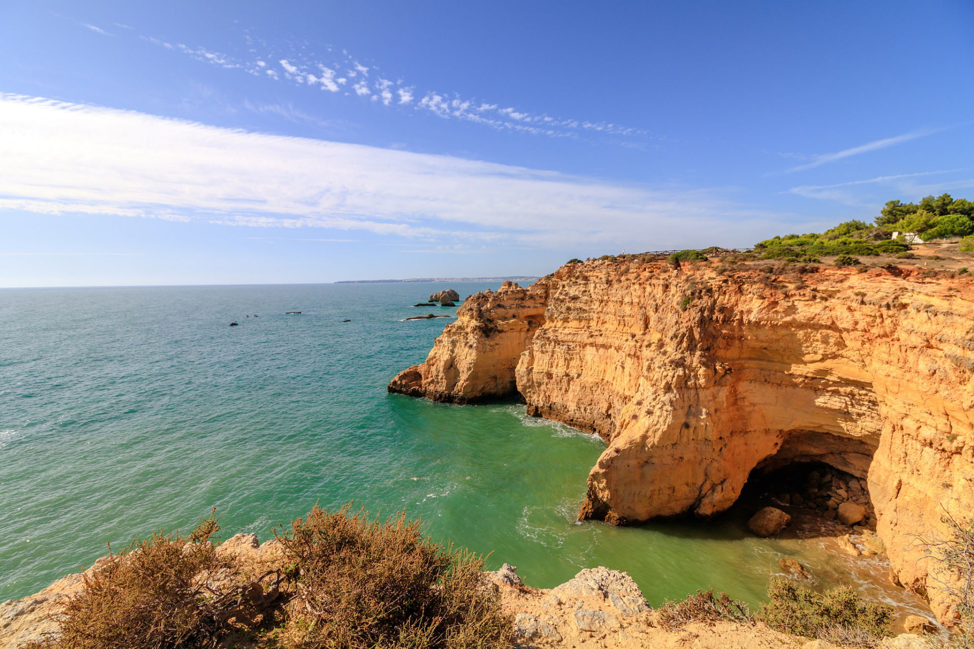 牛郎岗海滨景区,位于太姥山镇东南海湾,距集镇8公里,距宁德核电站5