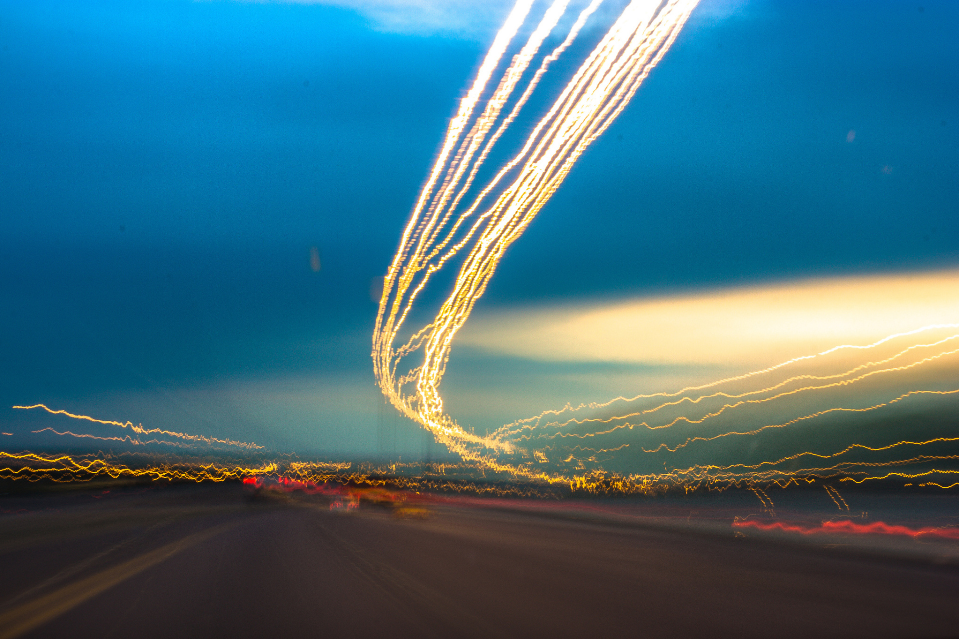 长曝光摄影是一种独特的摄影技巧,它能够捕捉到时间流逝的轨迹,创造出