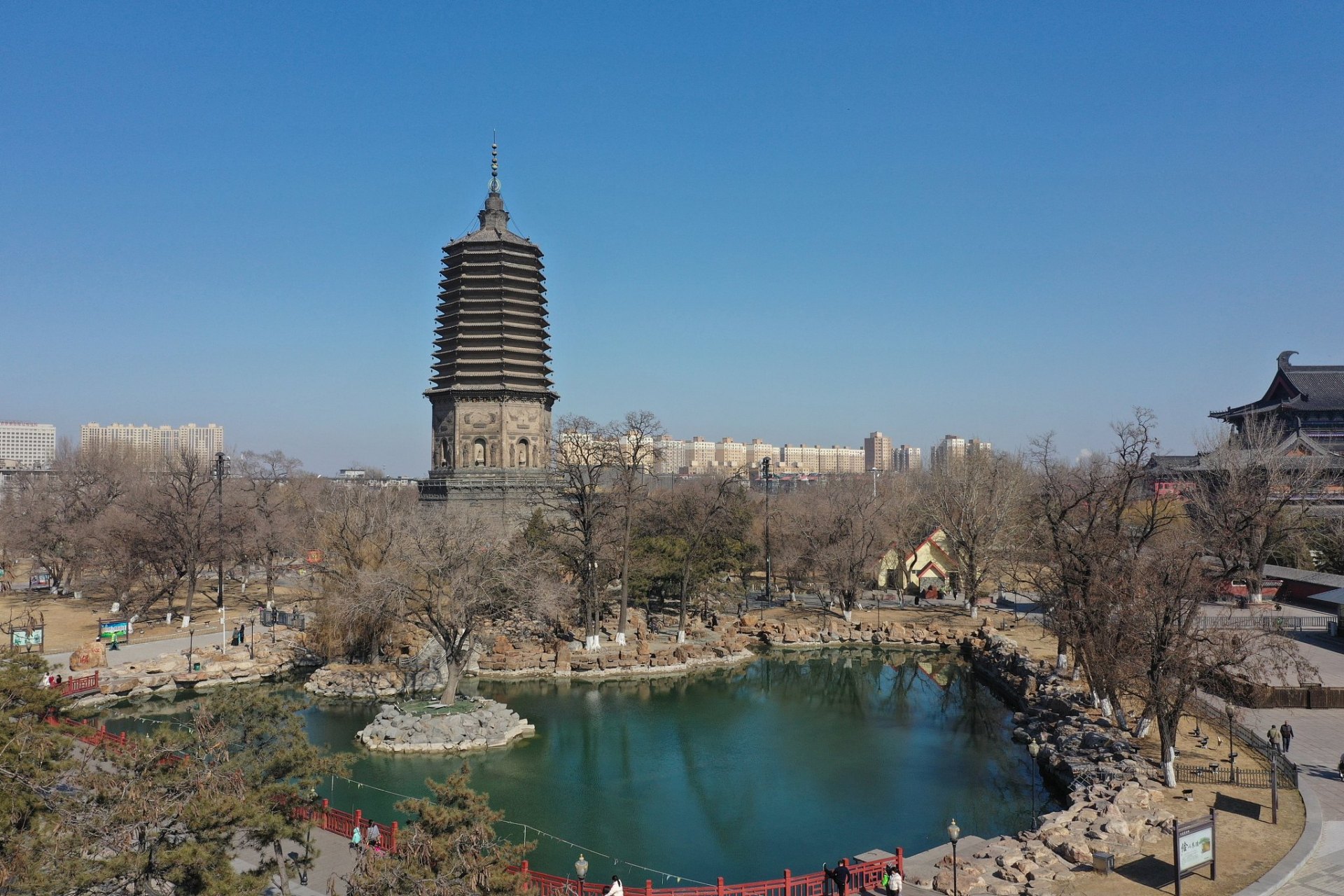 沈阳白塔,坐落在浑南区,以其雪白的外观和独特的历史文化内涵而闻名.