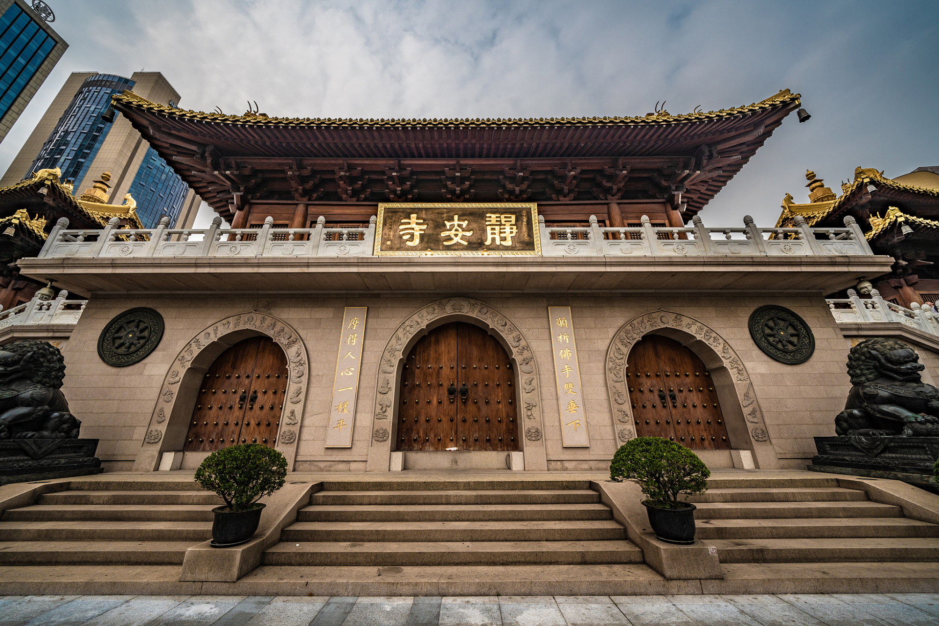 静安寺以其典雅的建筑风格和独特的装饰艺术,成为佛教艺术的瑰宝.