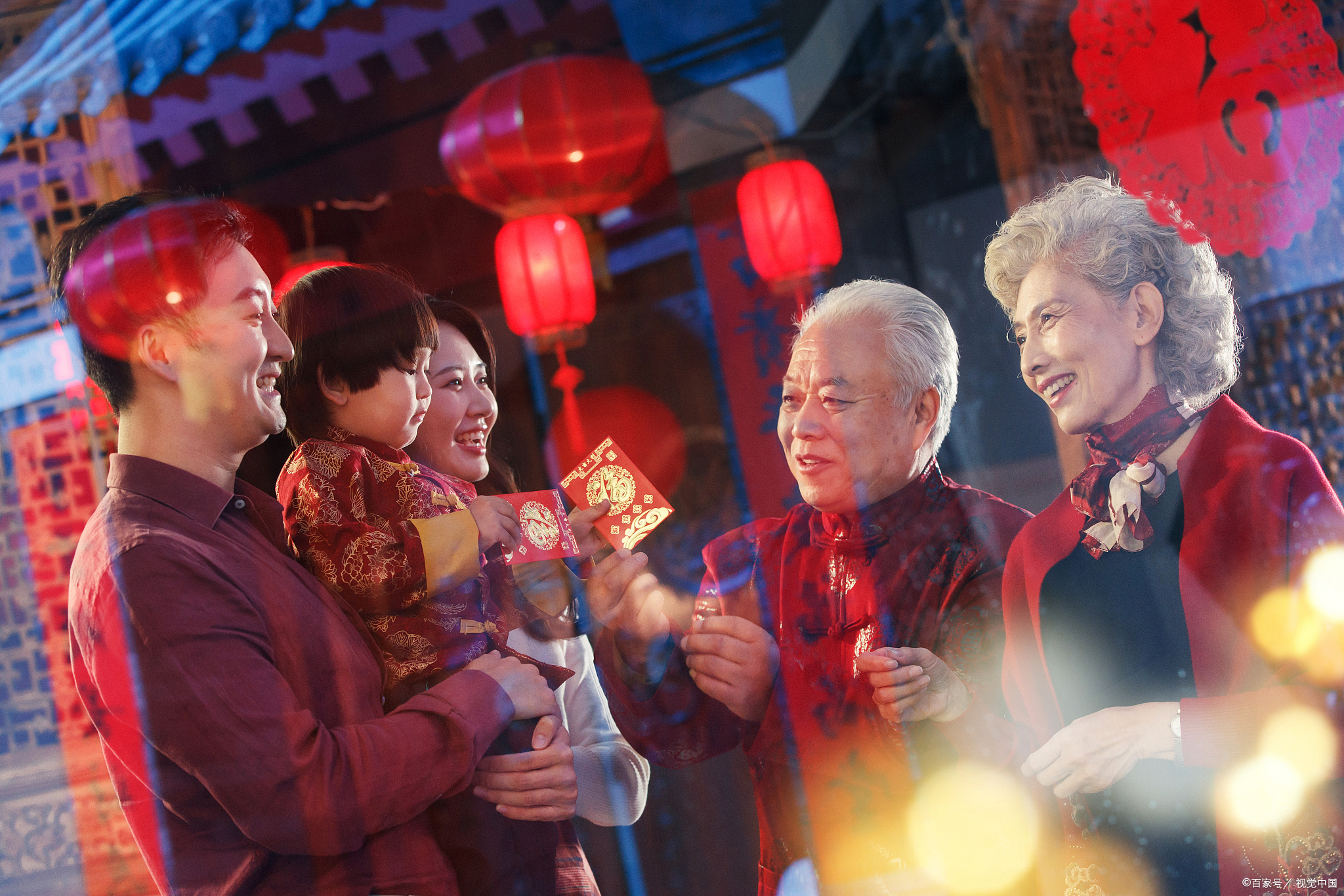 拜年:人们会在春节期间互相拜年,祝福对方身体健康,万事如意