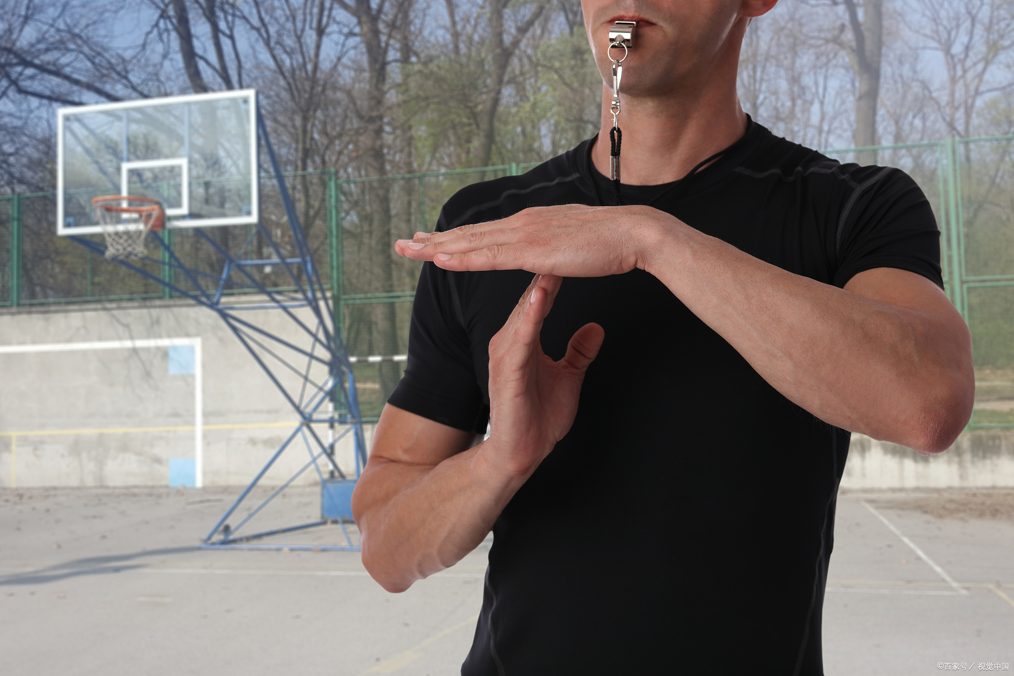 **篮球裁判员手势大全及规则**在篮球场上,裁判员的手势不仅是比赛