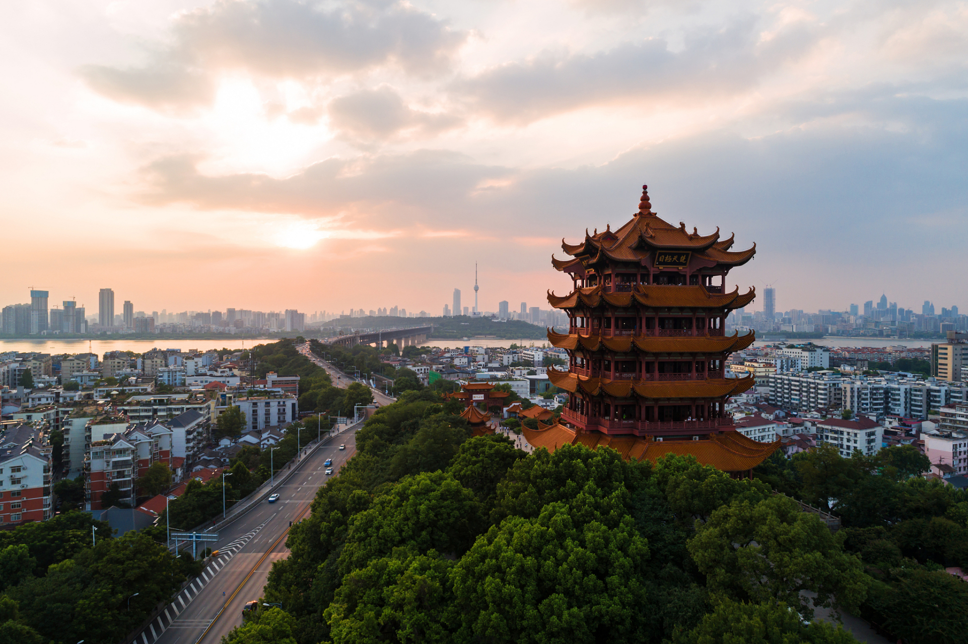 武汉之旅:黄鹤楼的诗意与期待  武汉,这座充满历史韵味与现代气息的