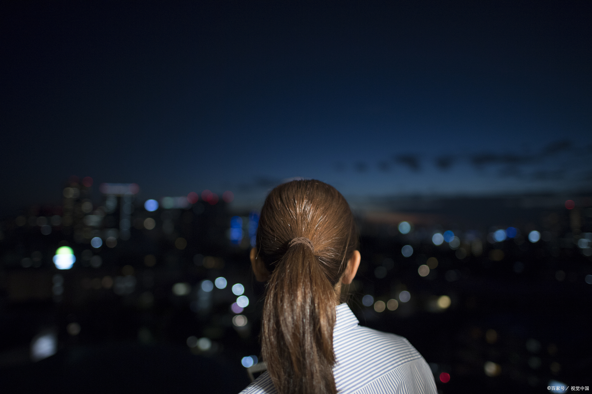 夜晚背影图片女孤独图片