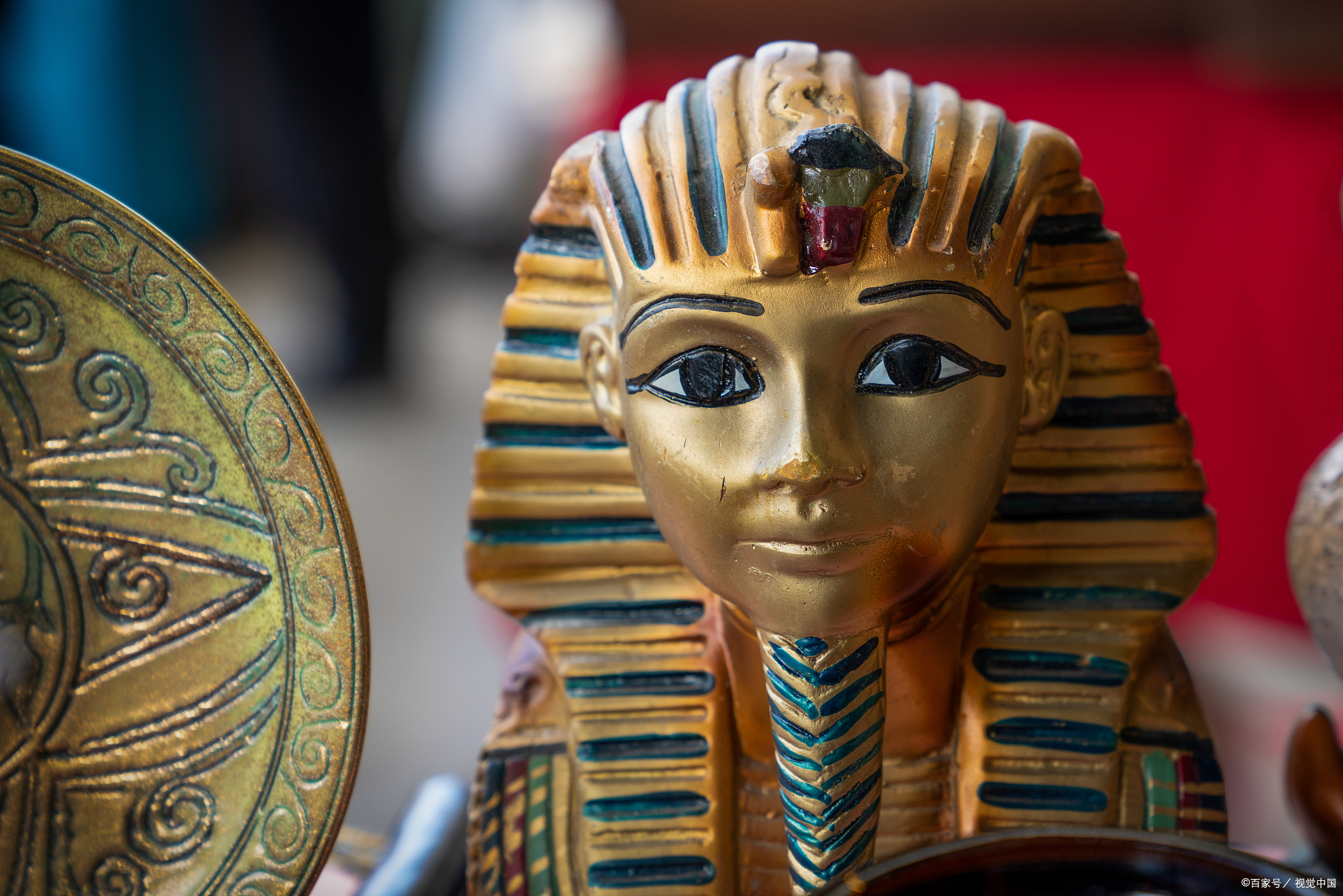 古埃及法老的黄金面具是用巨大的眼睛蛇装饰的,是蛇崇拜的一种表现.