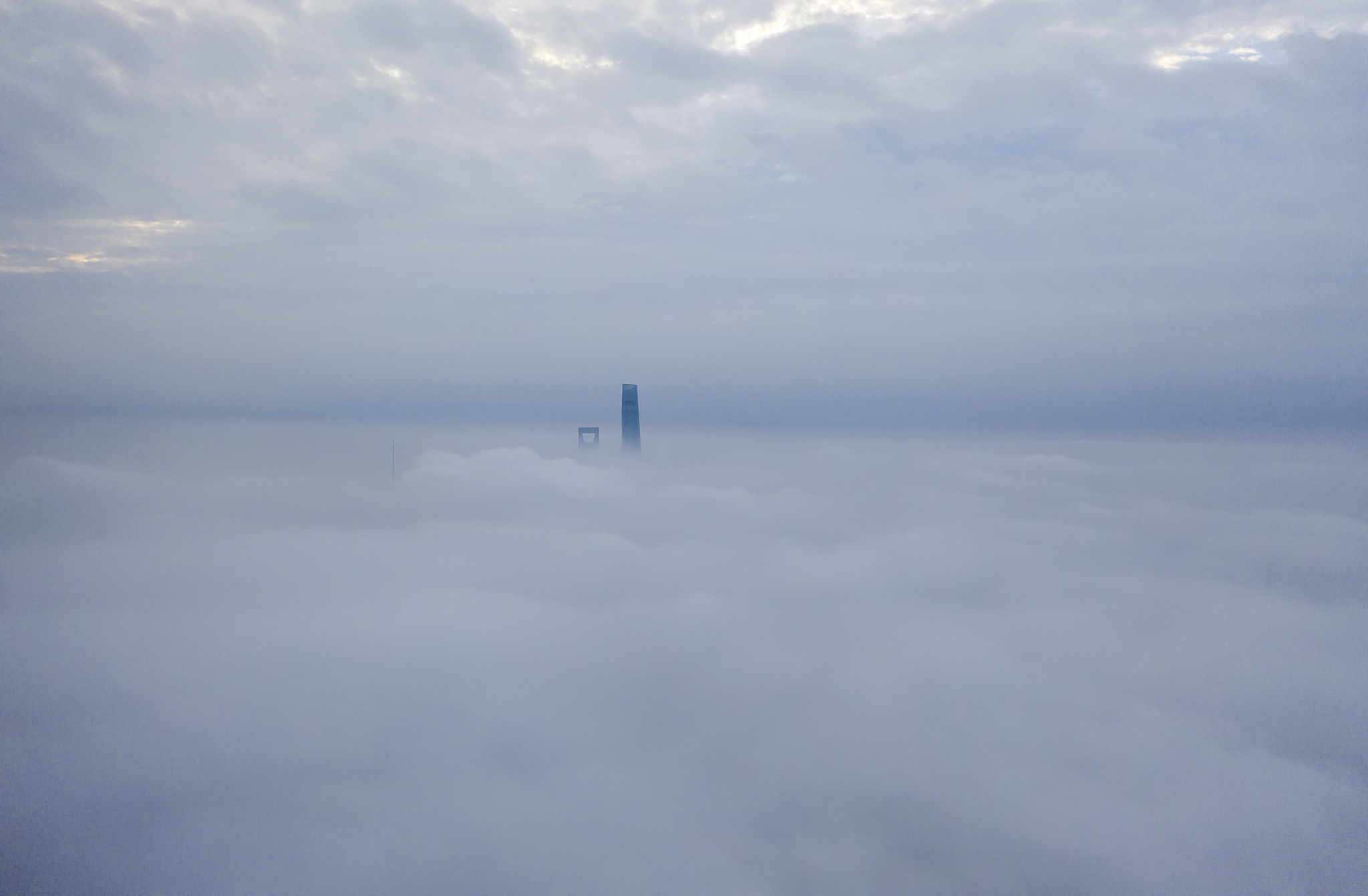 一笑置之如烟散 悲喜皆空,杯酒之间忘尘寰 浅酌低吟,笑谈往昔云烟散