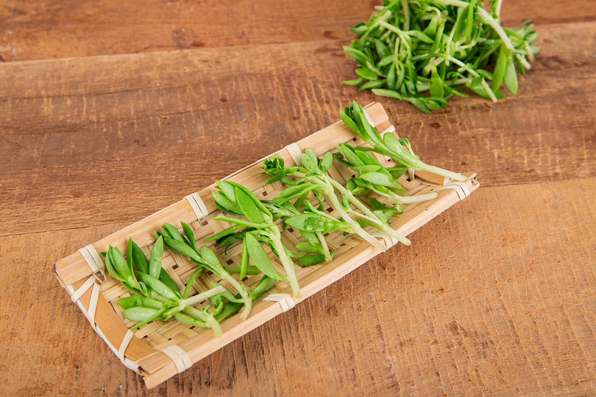 贡菜的功效与作用 贡菜是一种常见的绿色蔬菜,它是一种非常有营养价值