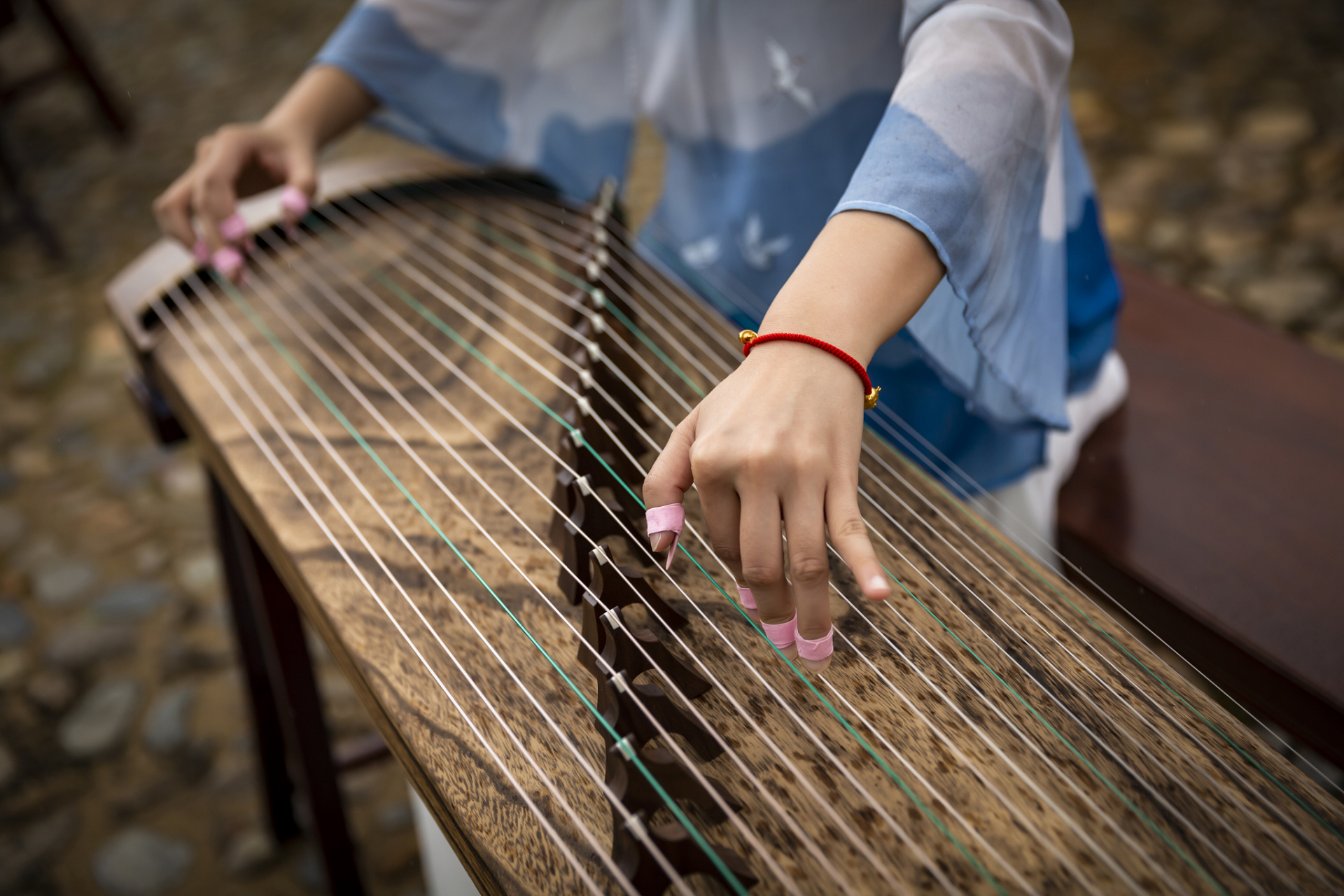 弹古筝的姿势 弹古筝时正确的姿势对于演奏的舒适性和技巧的发展非常