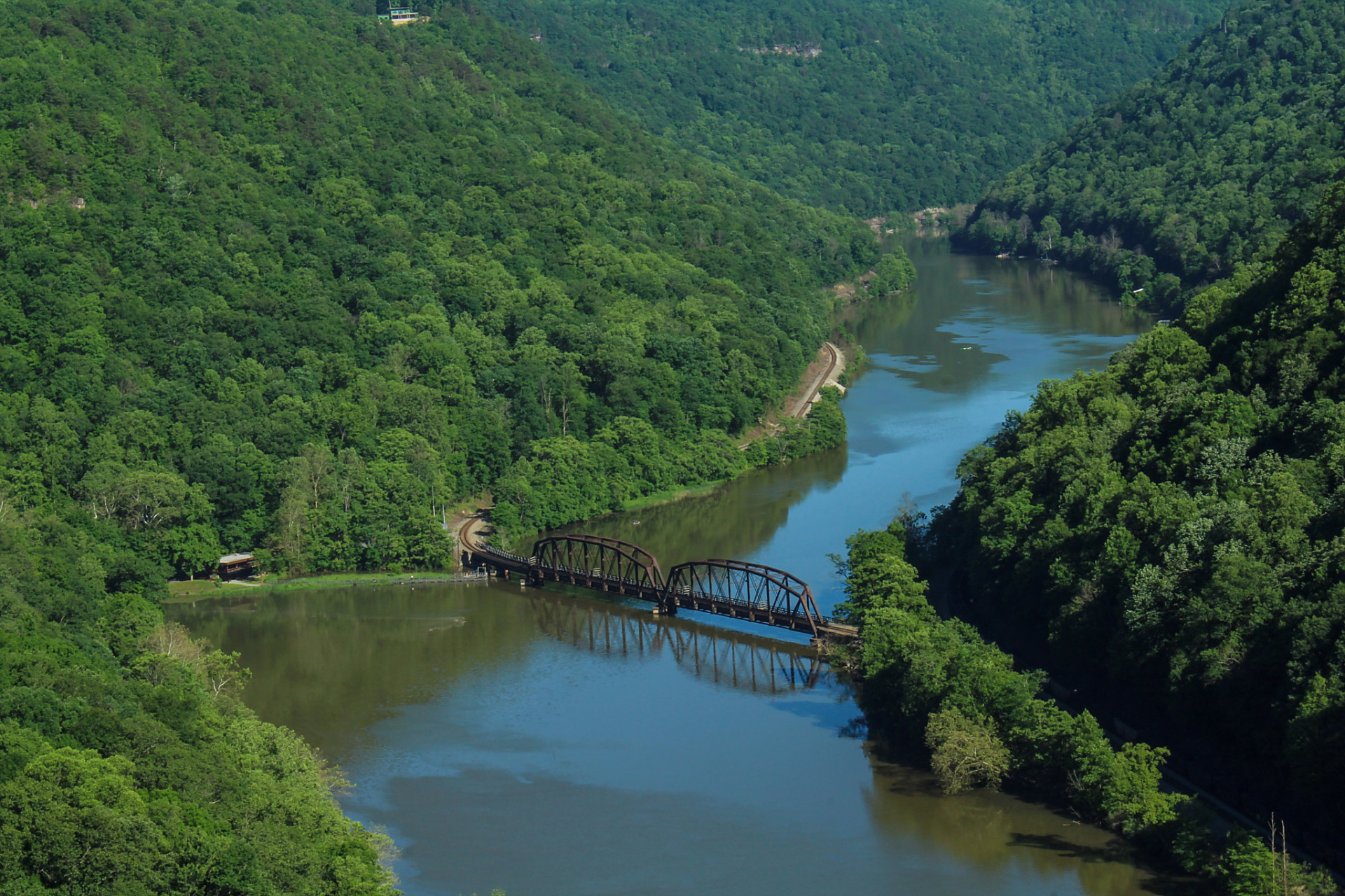 龙湾群国家森林公园,位于吉林省通化市辉南县金川镇,海拔高达880米,是