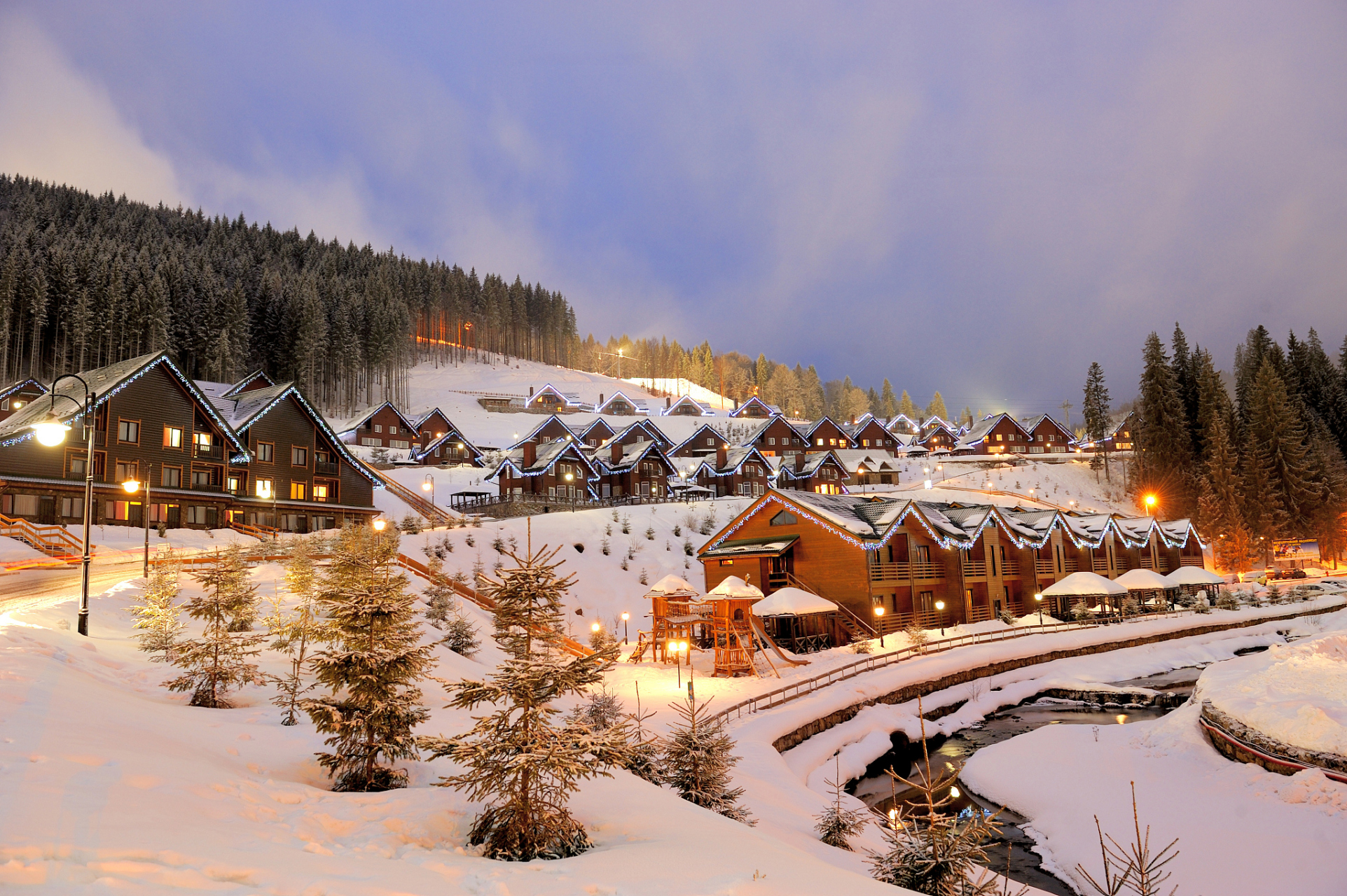 的卑尔根,一个美丽的城市,每个冬季都会有一种独特的景象——雪中木屋