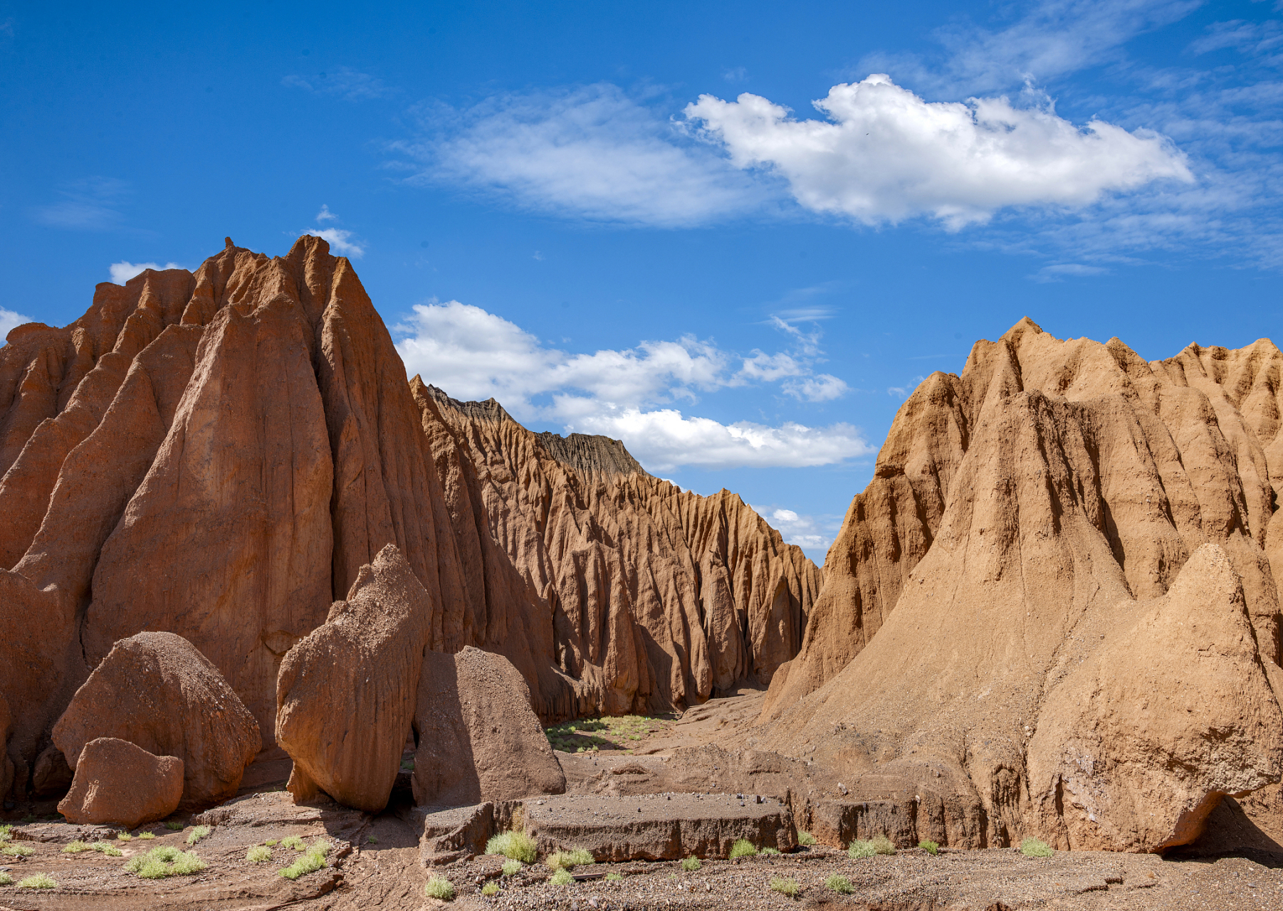 仲夏巡游指南#阿尔金山国家地质公园位于新疆,以其红色火山岩地貌和