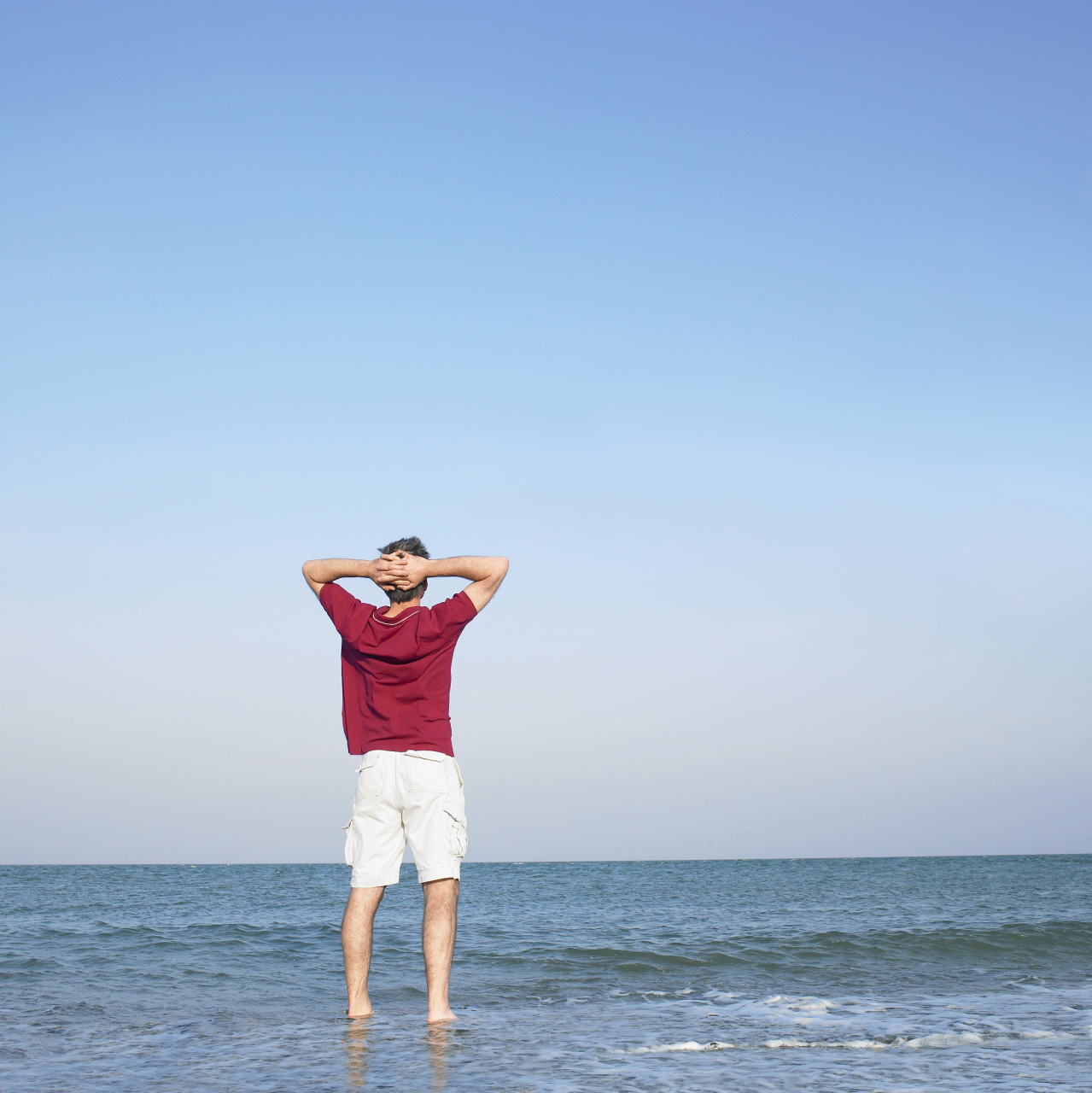 其手执水瓶,倾注智慧之水于生命之海,示人以宇宙之奥秘