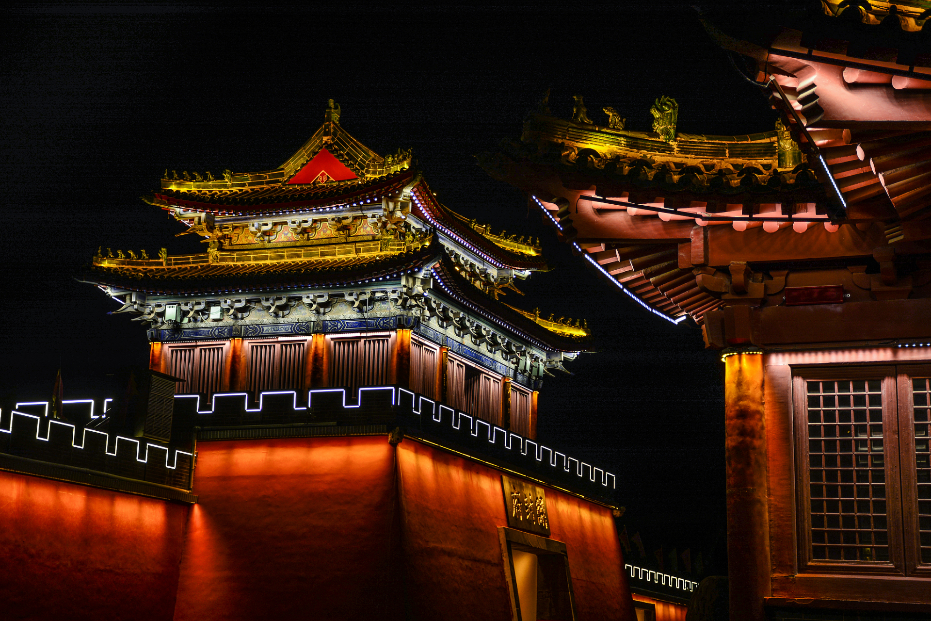 以下是开封最美的几个夜景:  11566清明上河园:作为开封最著名的