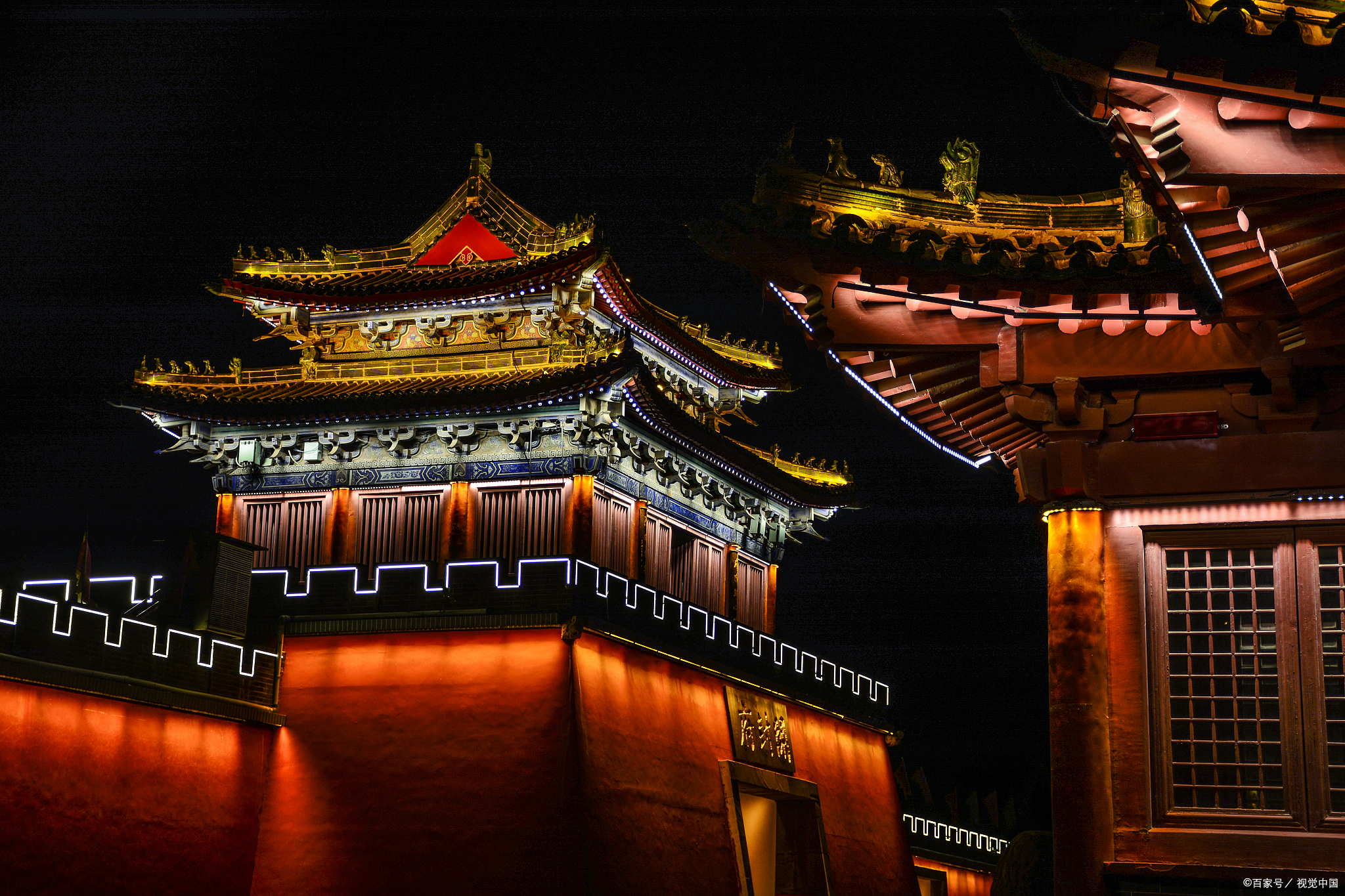 以下是开封最美的几个夜景:  1清明上河园:作为开封最著名的景点之一
