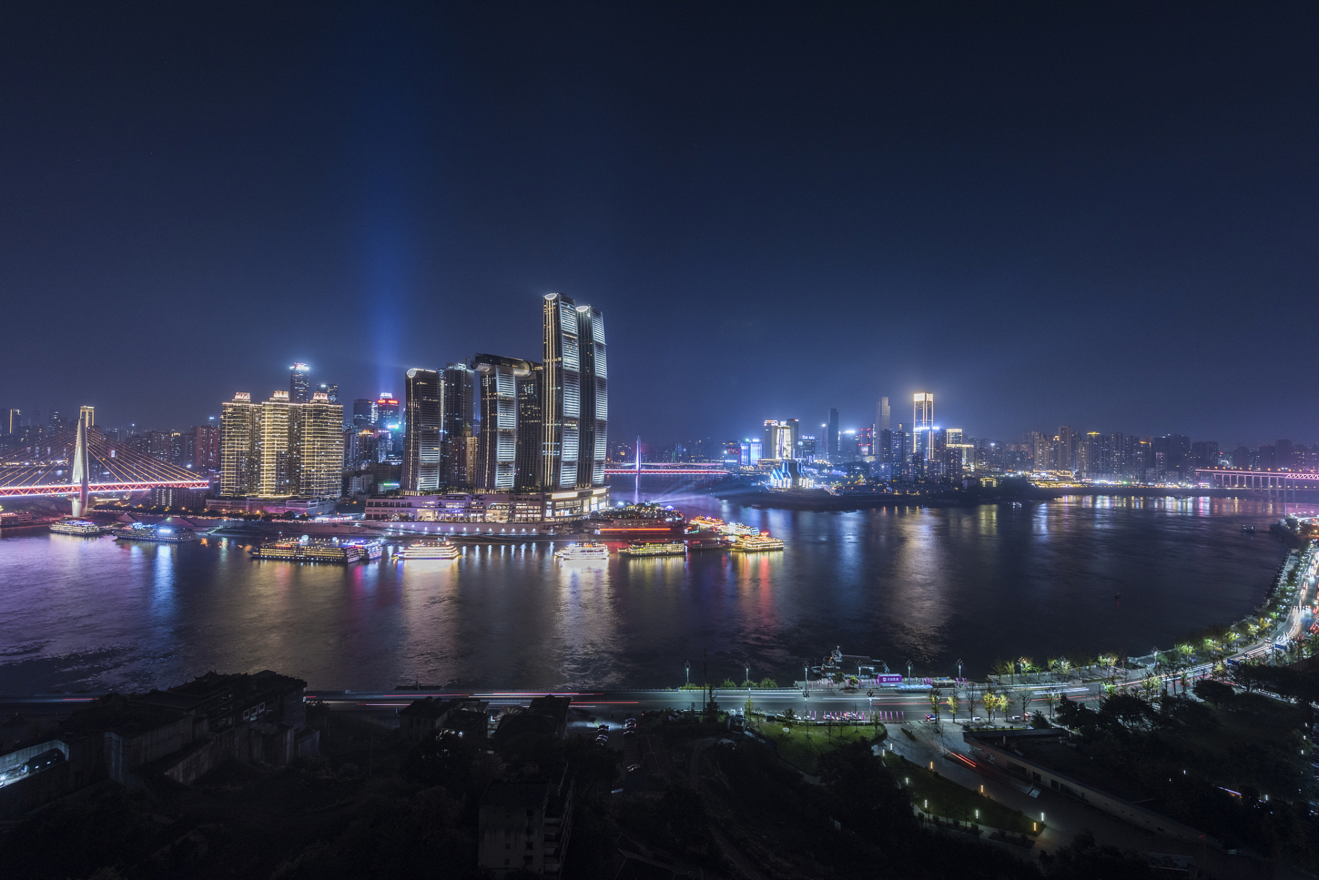 重庆江景夜游:欣赏灯火辉煌的山城夜景 夜幕降临,华灯初上,重庆的江景