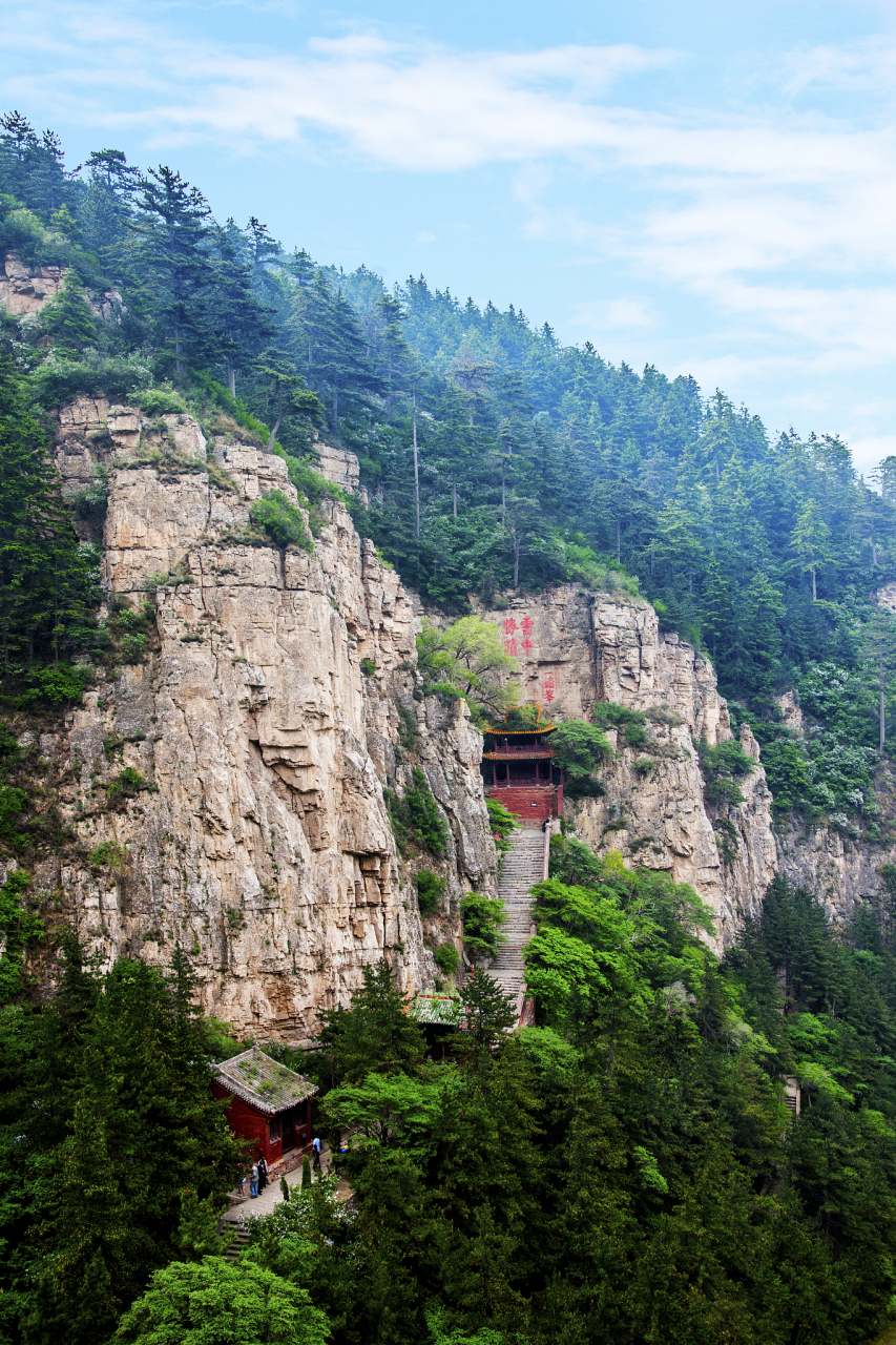 崆峒山风景区,地处于甘肃省平凉市城西12公里处,东瞰西安,西接兰州