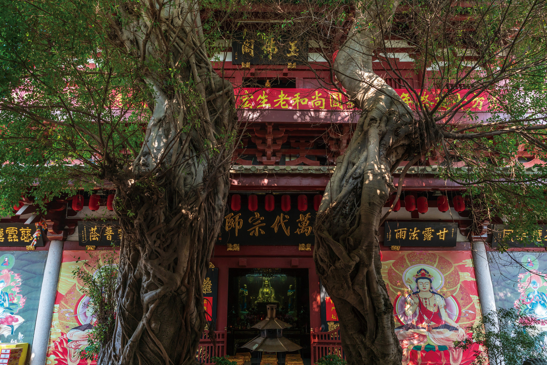 广东最大的观音寺位于佛山市禅城区魁奇二路63号,是广东省历史悠久的