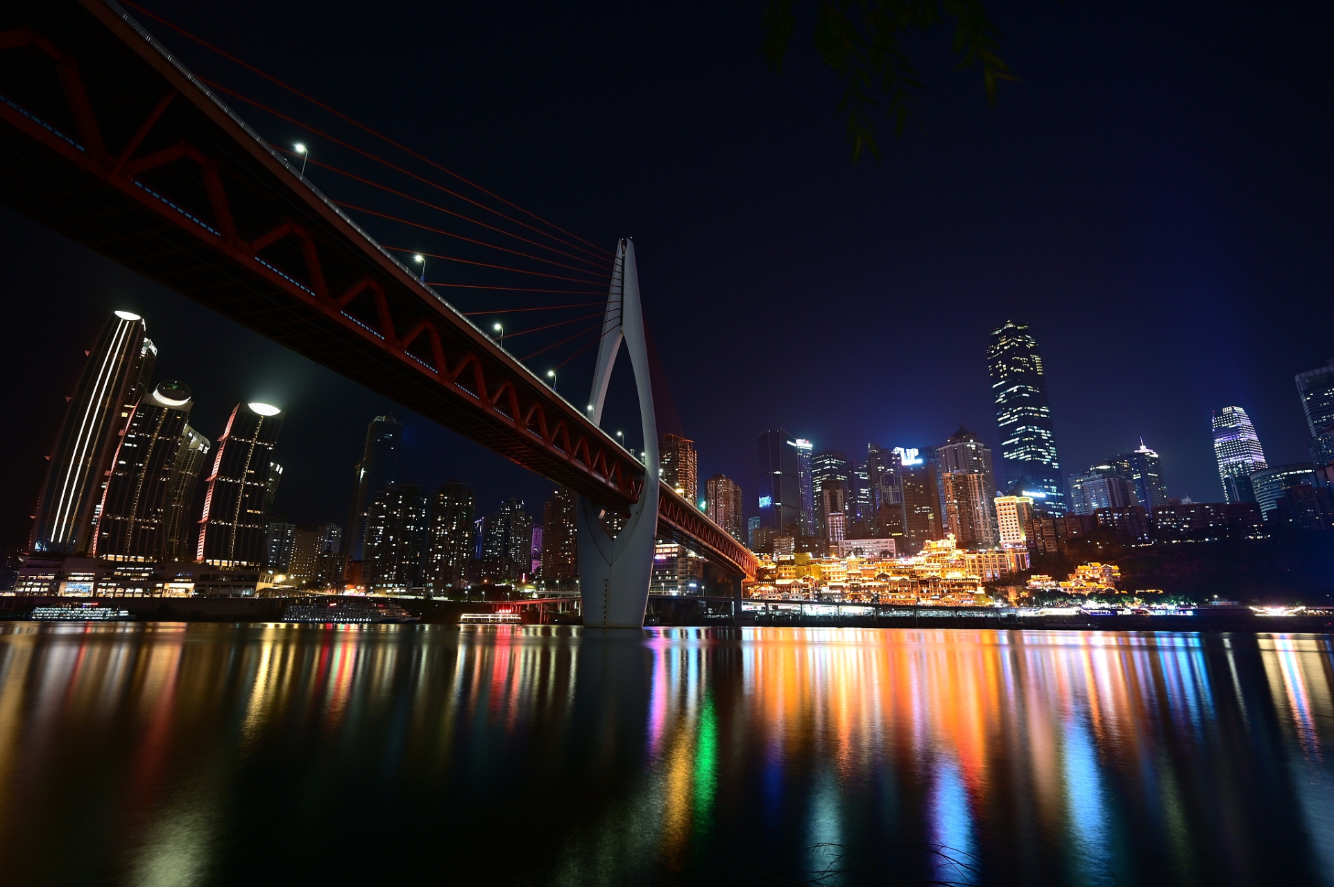 尤其是在夜幕降临,两江四岸的璀璨夜景更是让我心驰神往