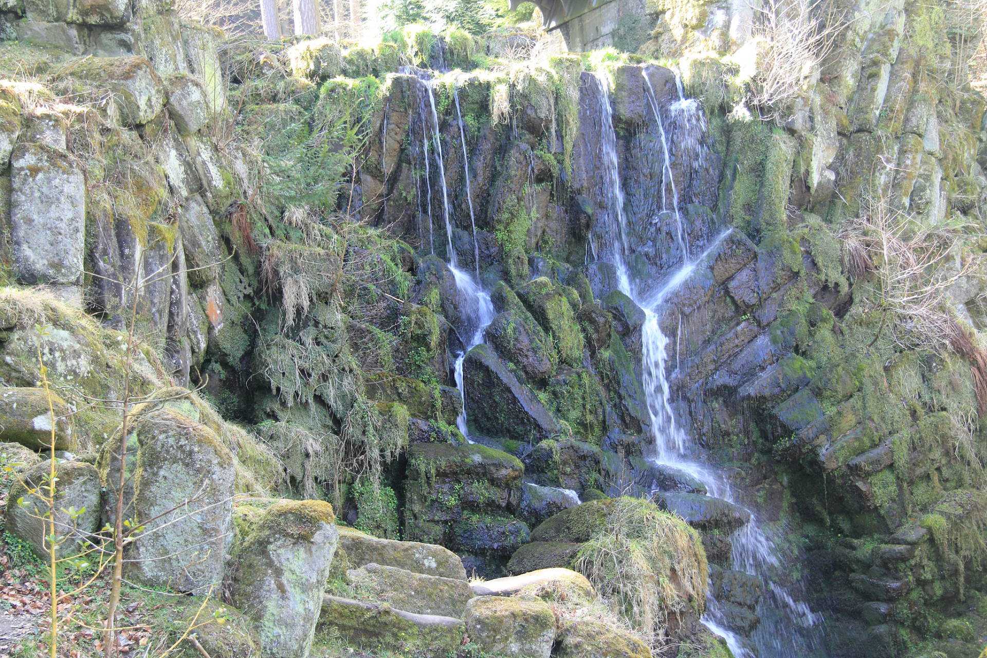 清远天子山瀑布群位于广东省清远市清城区,是广东省内最大的瀑布群,被
