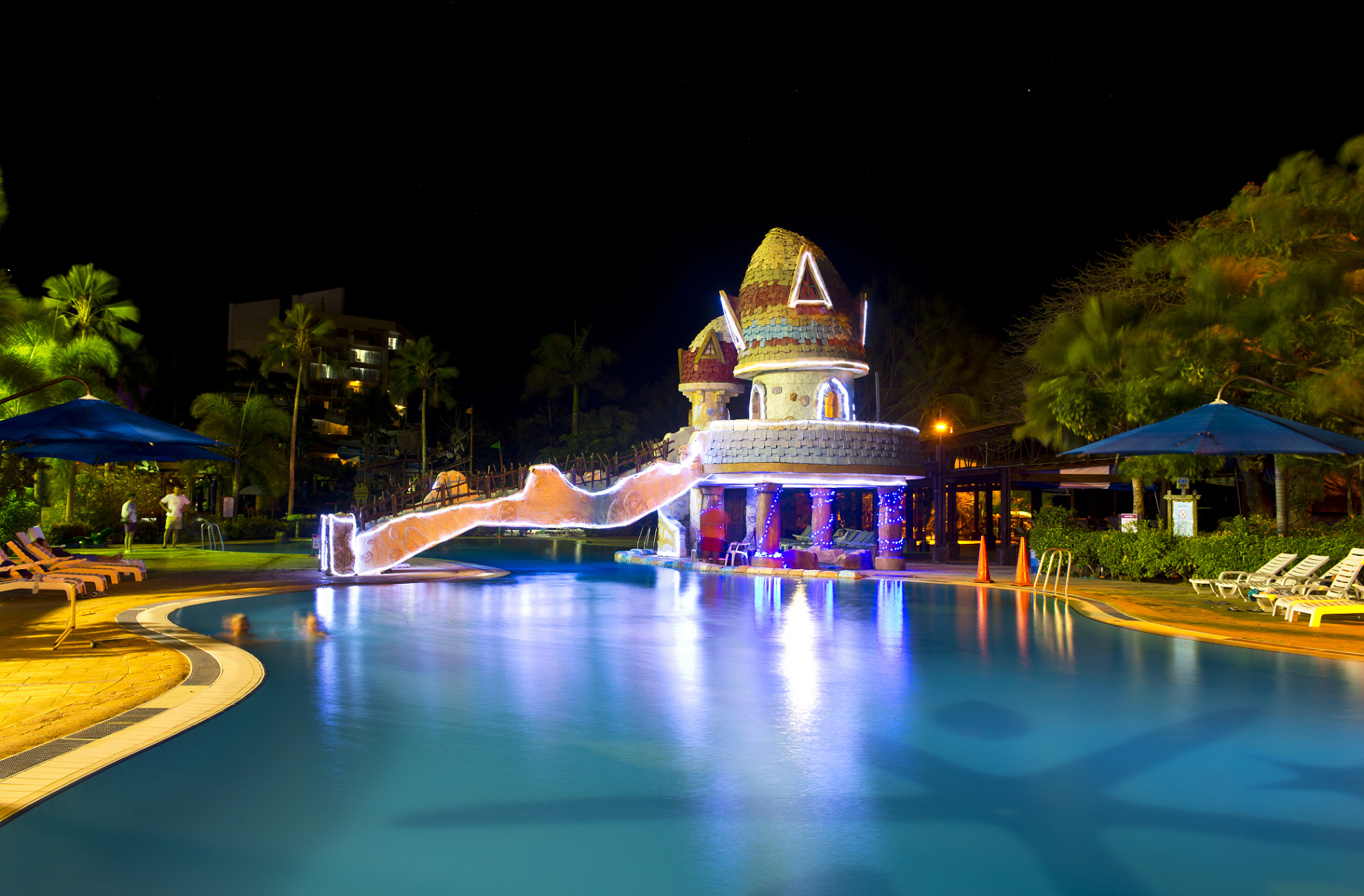 "今天去了郑州水上乐园,夜景真的太美啦!