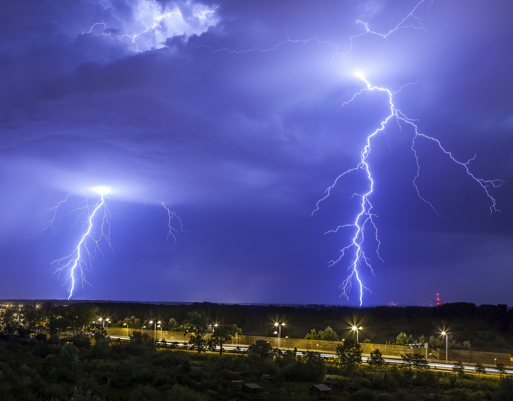 打雷不能躲在树下,一是树的体内有大量水分,而且大树比较高,雷往高处