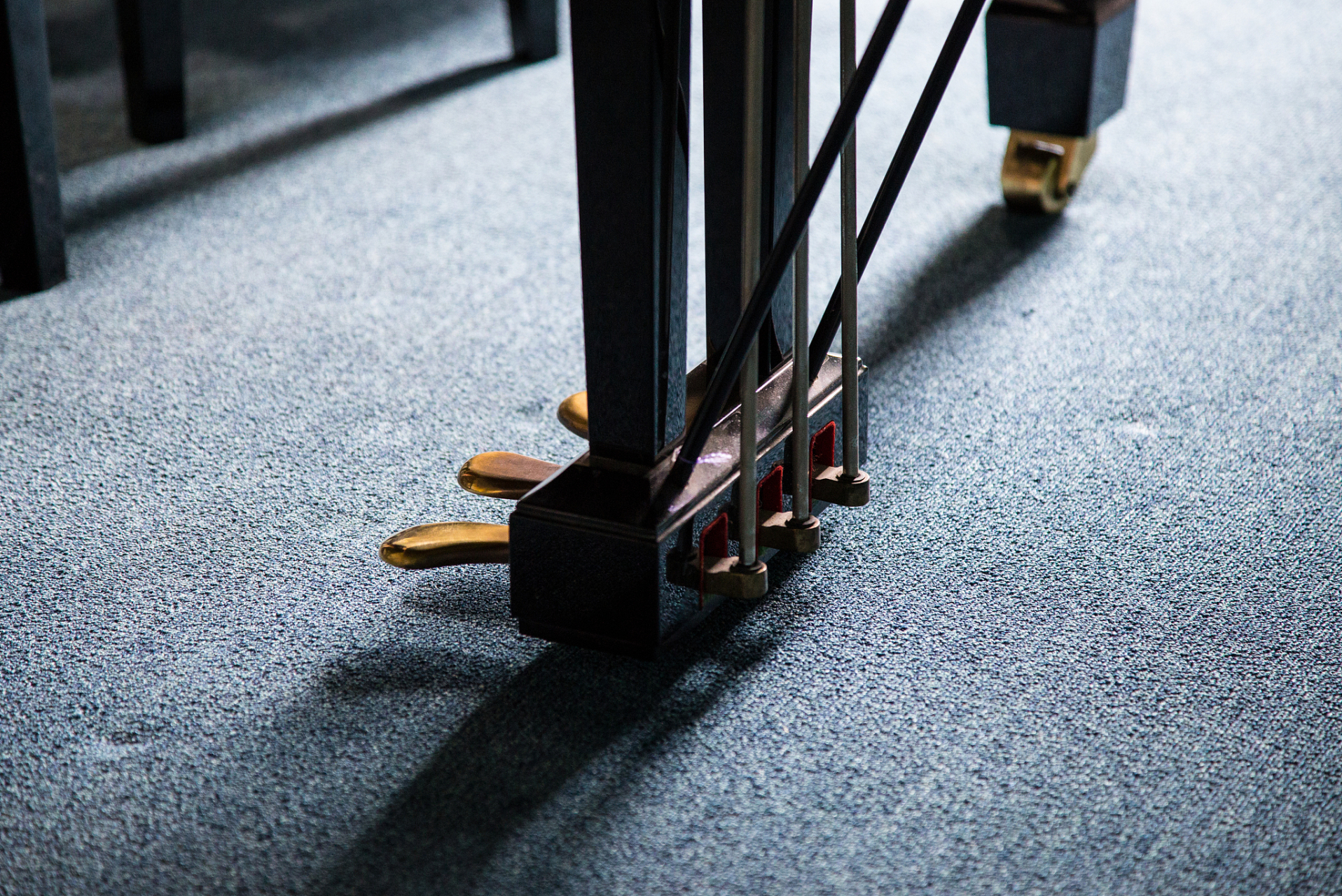 下面是关于钢琴踏板的正确使用的解释: 1.