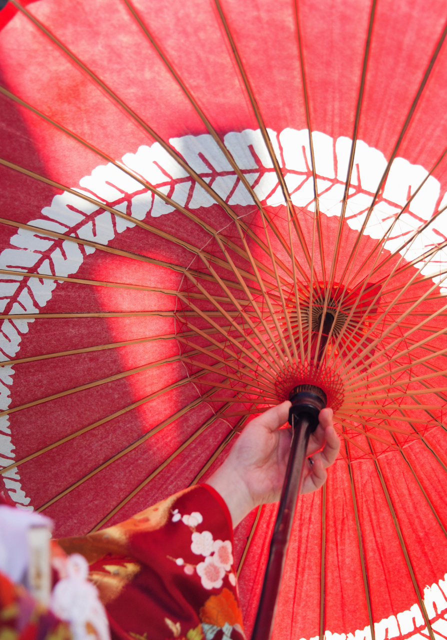 中学生优秀作文精选:《红纸伞中的烟云》  红纸伞撑开江南的雨雾缥缈