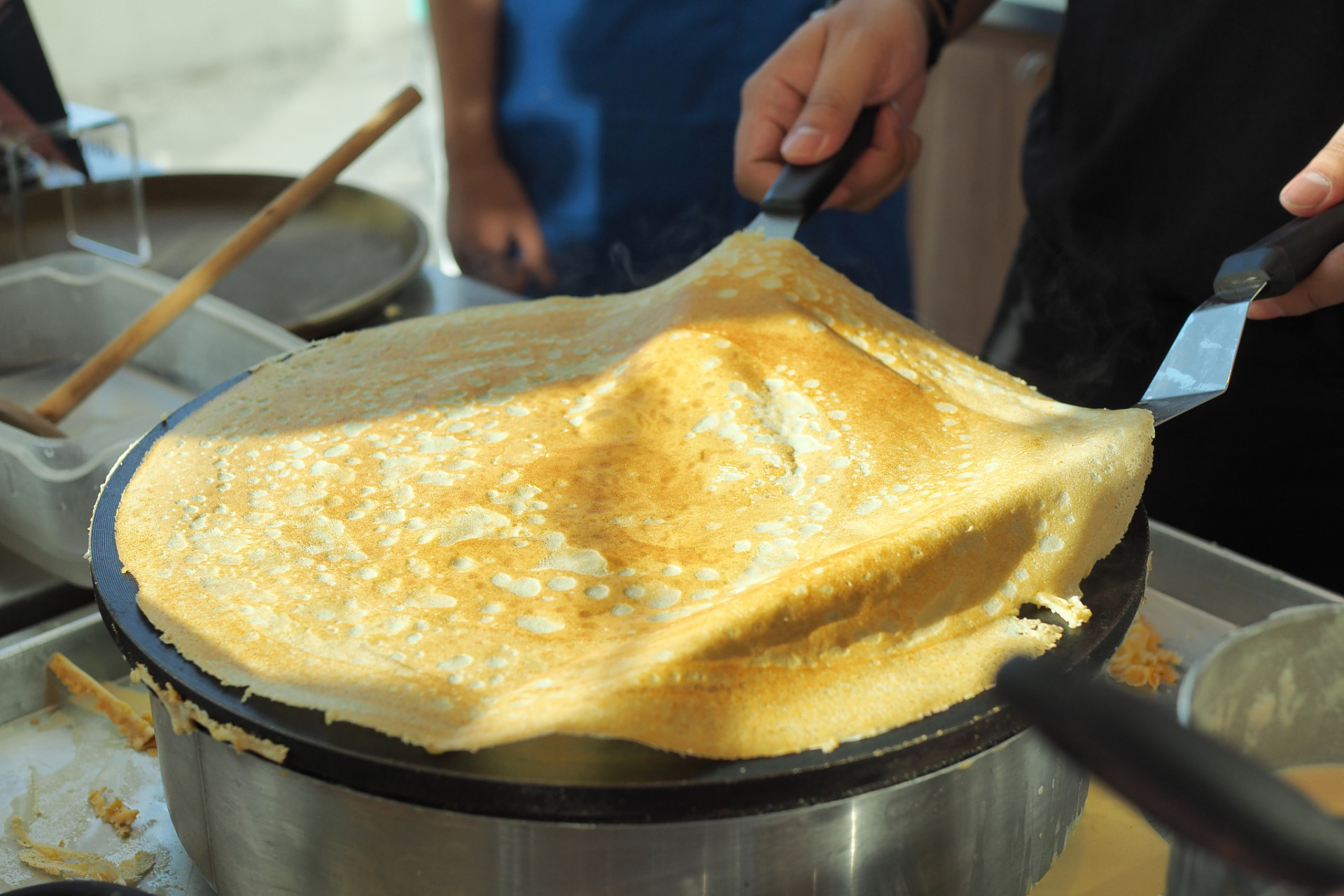 印度飞饼,也称为"印度煎饼"或"印度薄饼",是一种传统印度食品,通常由