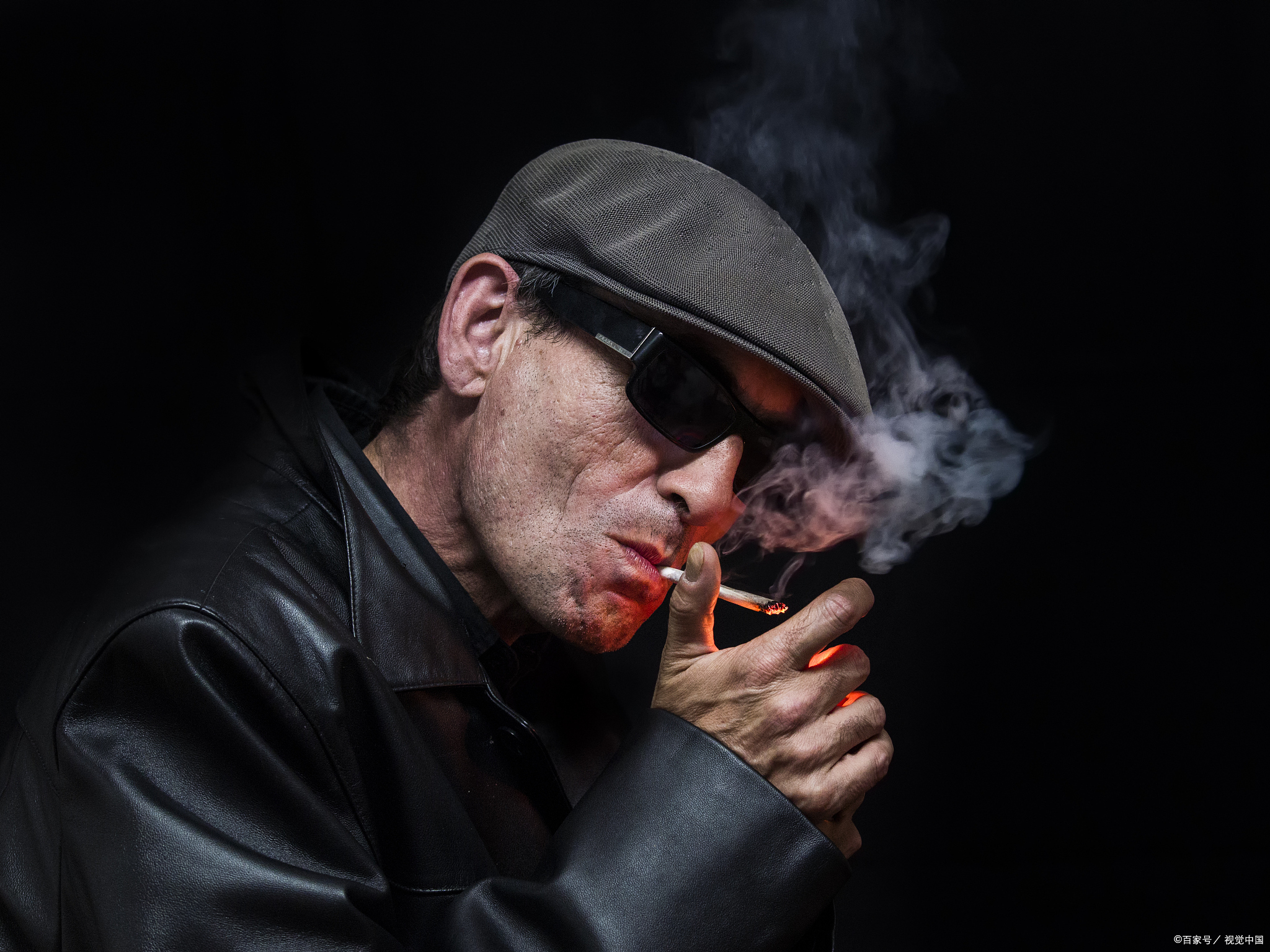 如果男人是长辈到你家来做客,你尽地主之谊,可以给男人点烟,这是礼貌