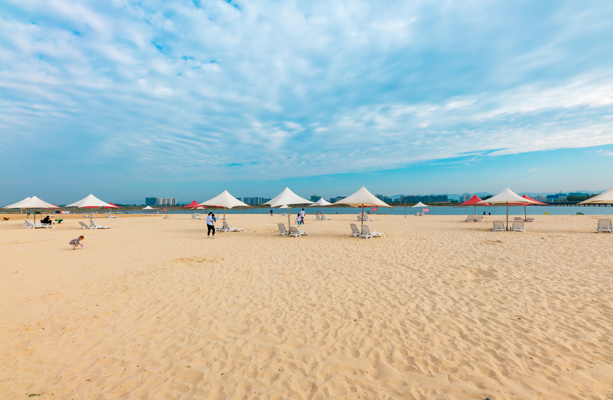 今天我要向大家介绍一个浙江省的避暑胜地——梅山湾沙滩公园