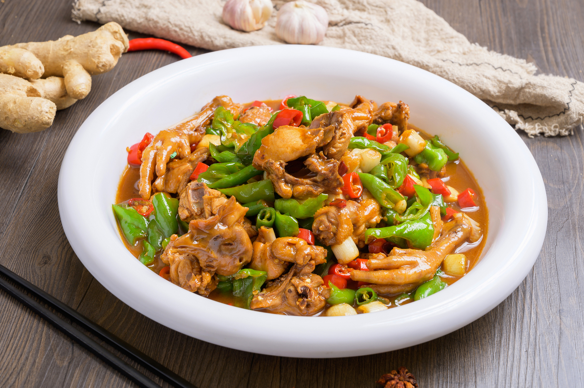 热锅凉油,放入姜片,蒜瓣和干辣椒爆香,再加入豆瓣酱炒出红油.