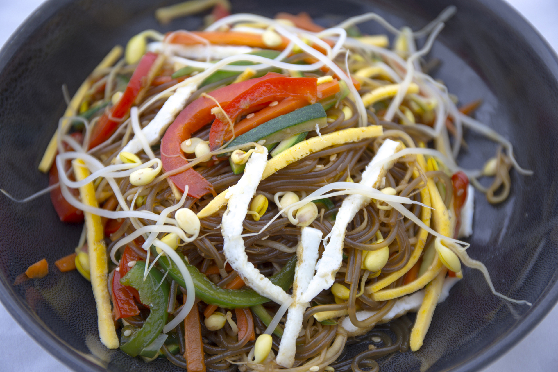 豆芽 200克 2. 馓子 100克 3. 青椒 1个  4. 红椒 1个   5.