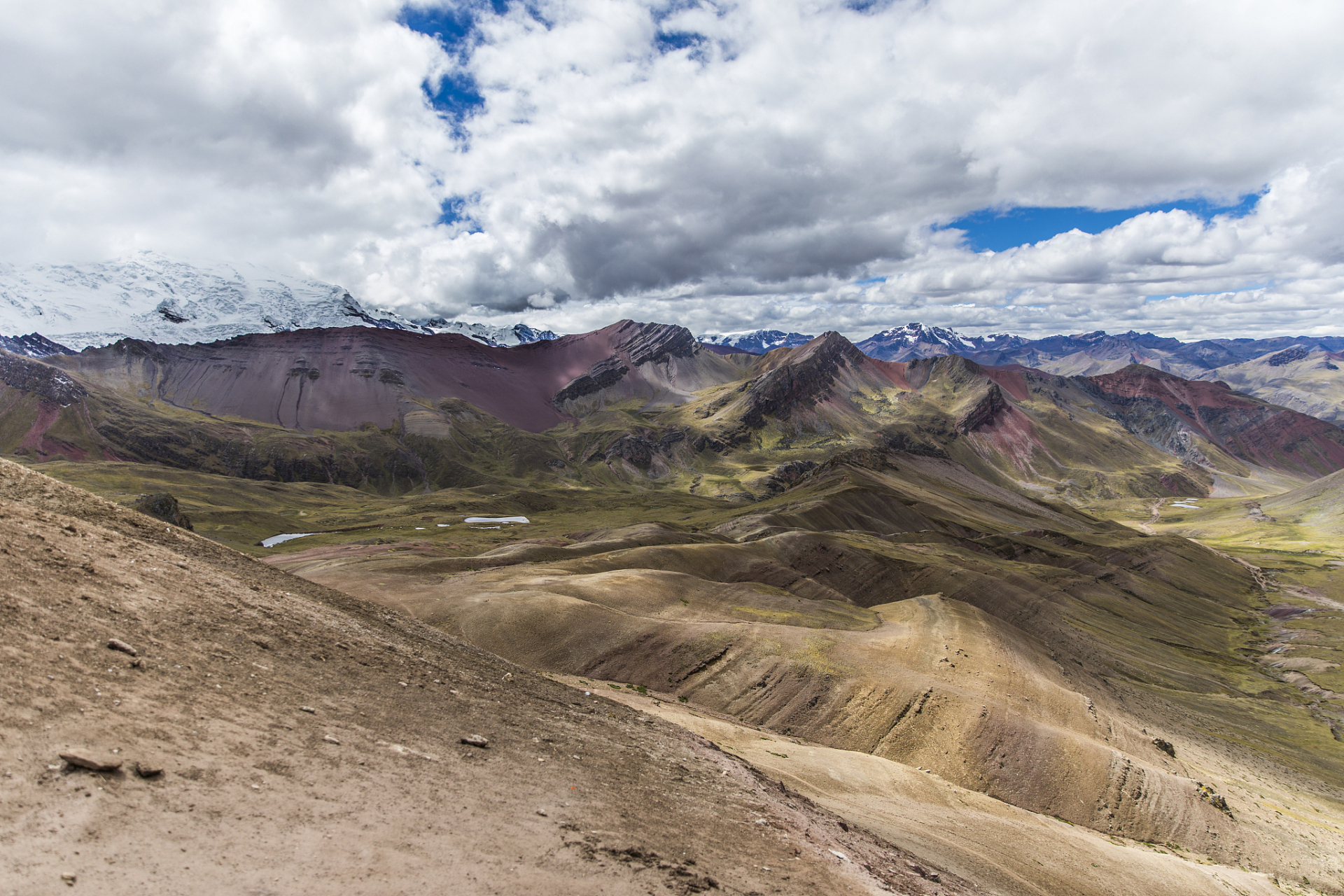 秋日环游指南# 乌海旅游必去的3个地方如下:  甘德尔山:乌海甘德渡浇