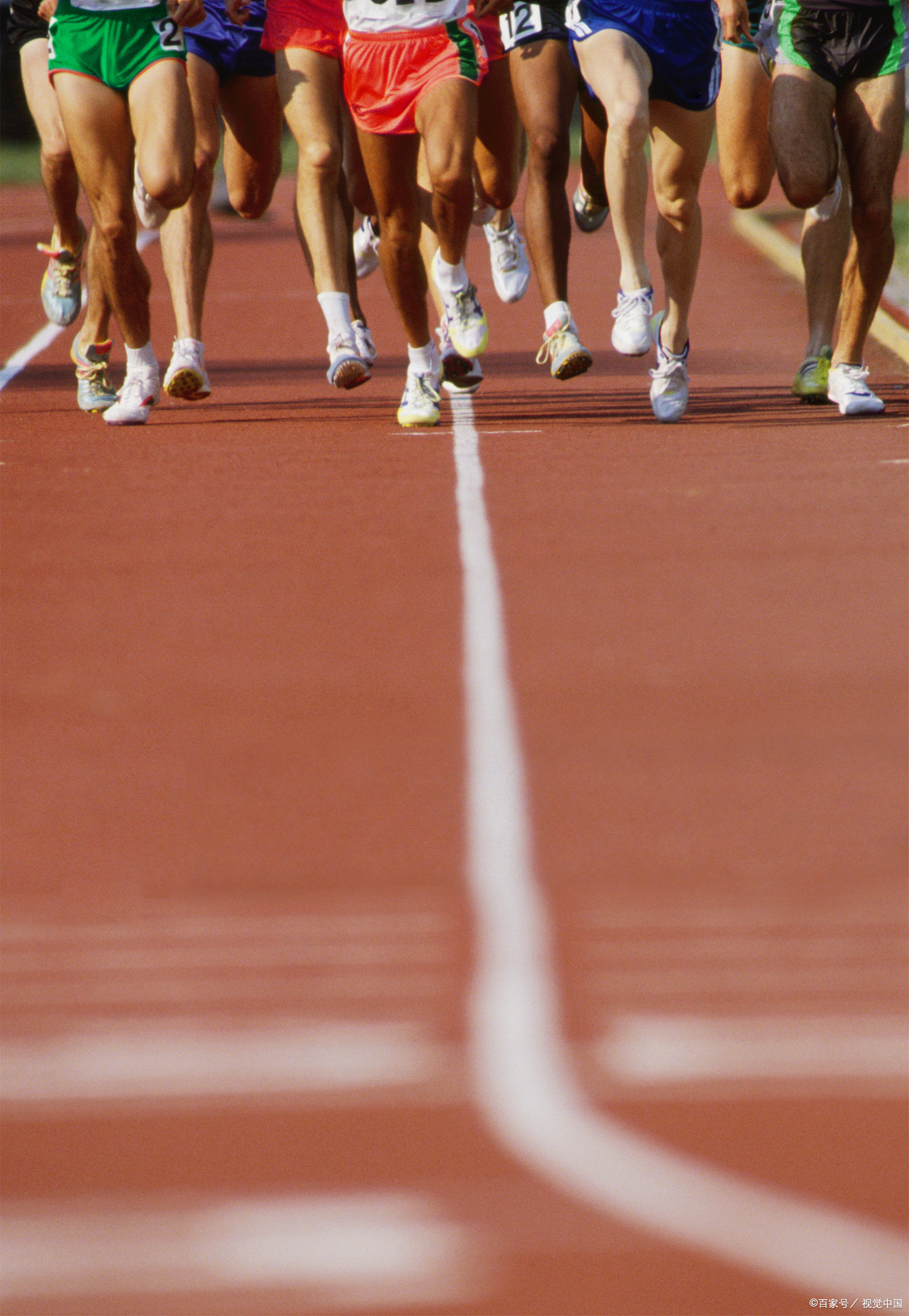 800米在田径运动中被归类为中距离跑,既不属于纯粹的短跑,也不属于