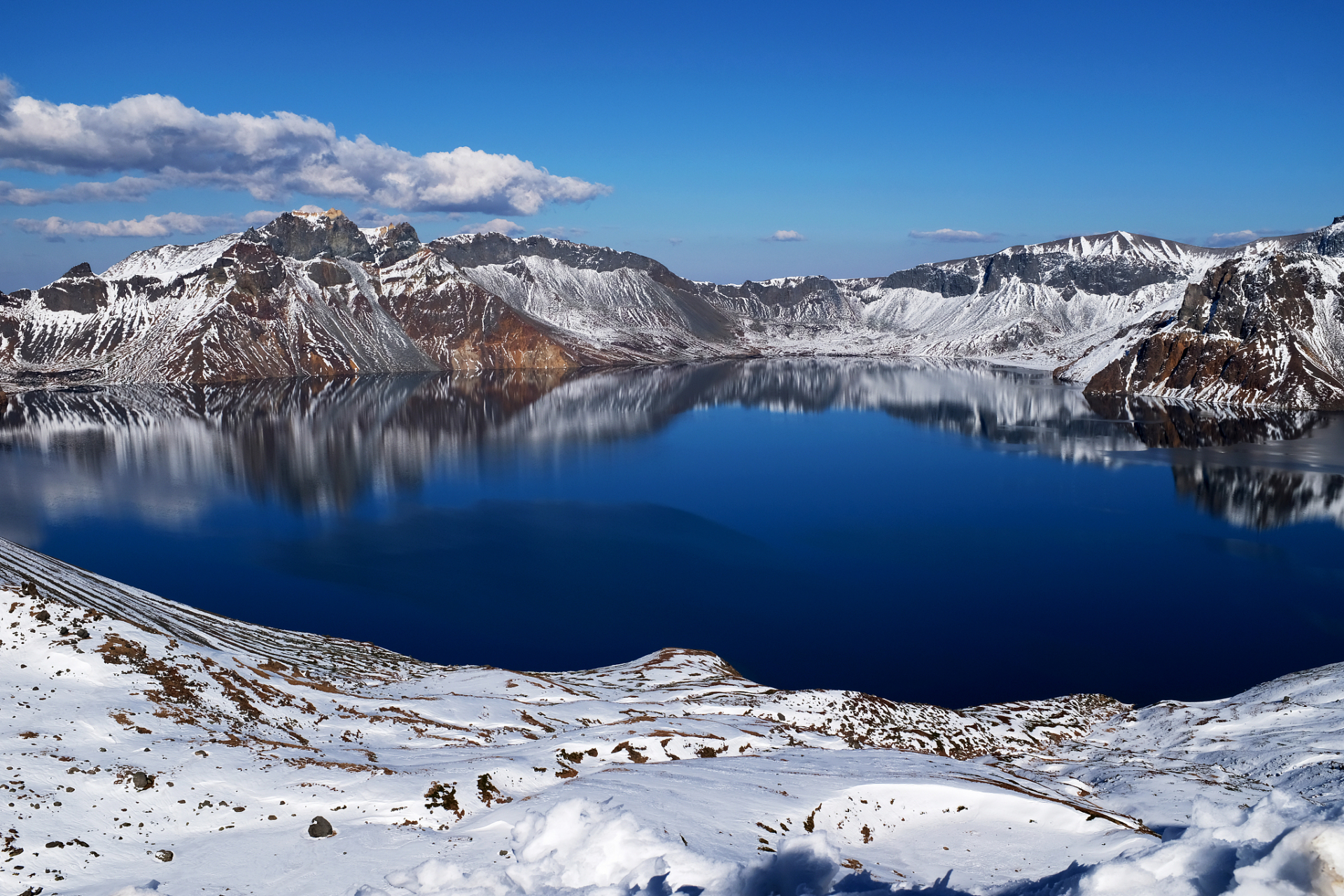 吉林长白山:有"千年积雪万年松,直上人间第一峰"的美誉.