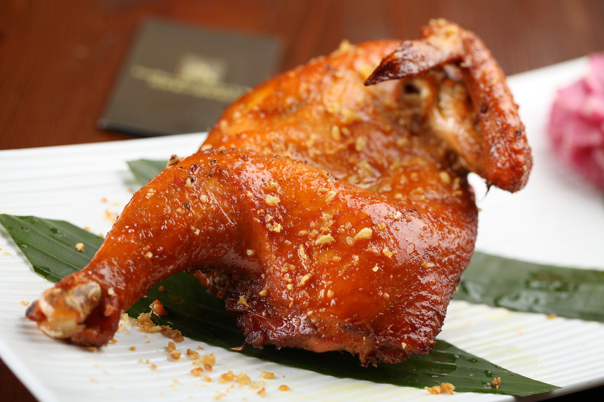 大家好,欢迎来到农村美食课堂,今天给大家分享一个家庭版的蜜汁烧鸡