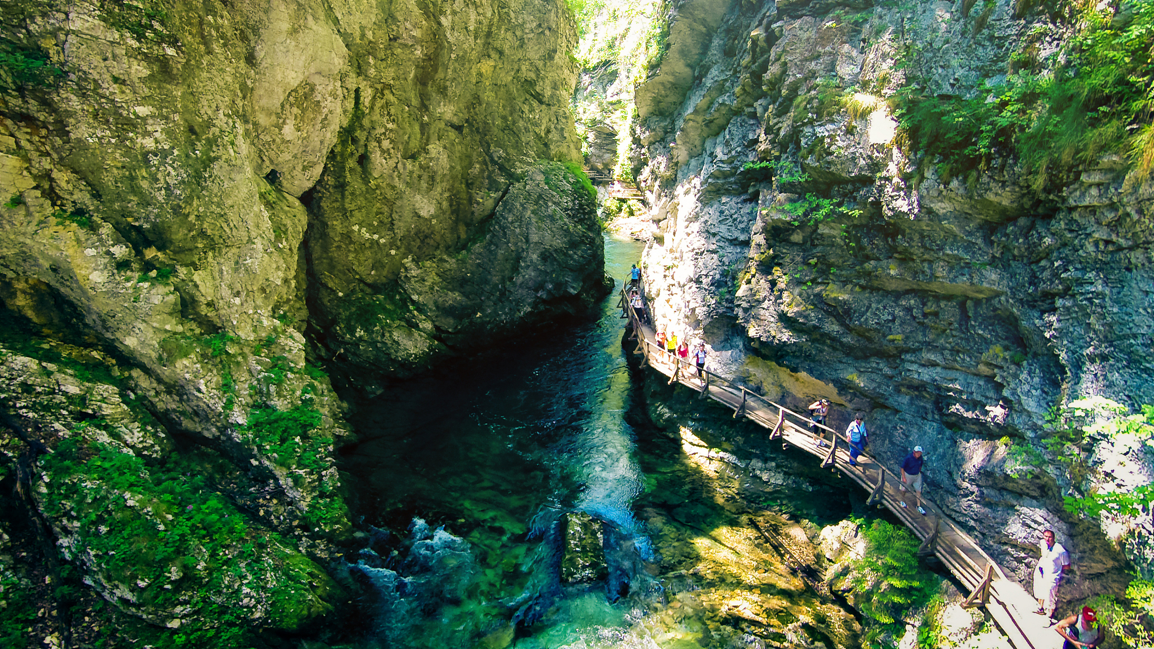 张家界地缝景区拥有壮丽的自然景观和丰富的人文景观和活动,是值得一