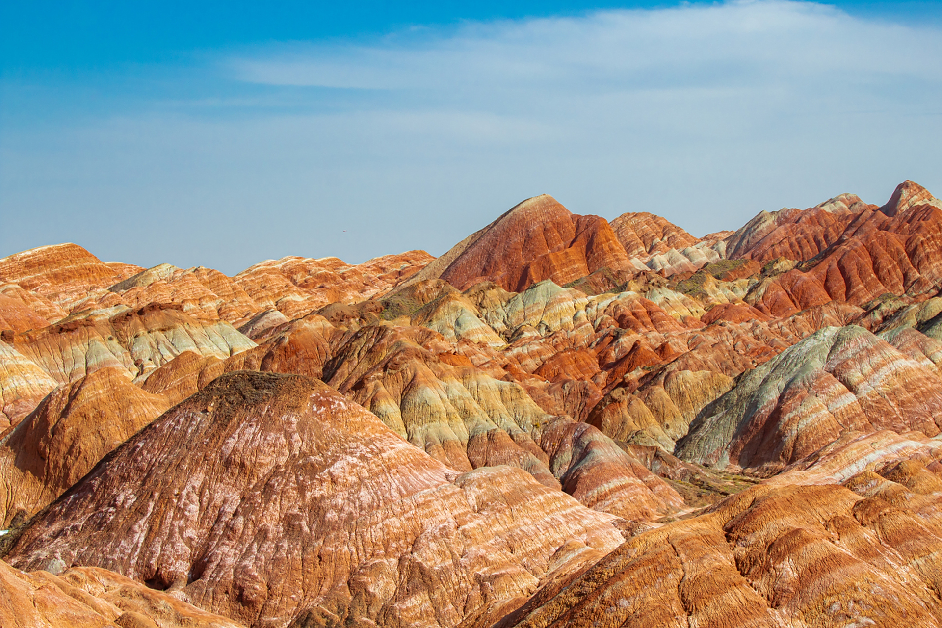 在晴朗的天空下,山脉犹如火焰般燃烧,令人震撼.