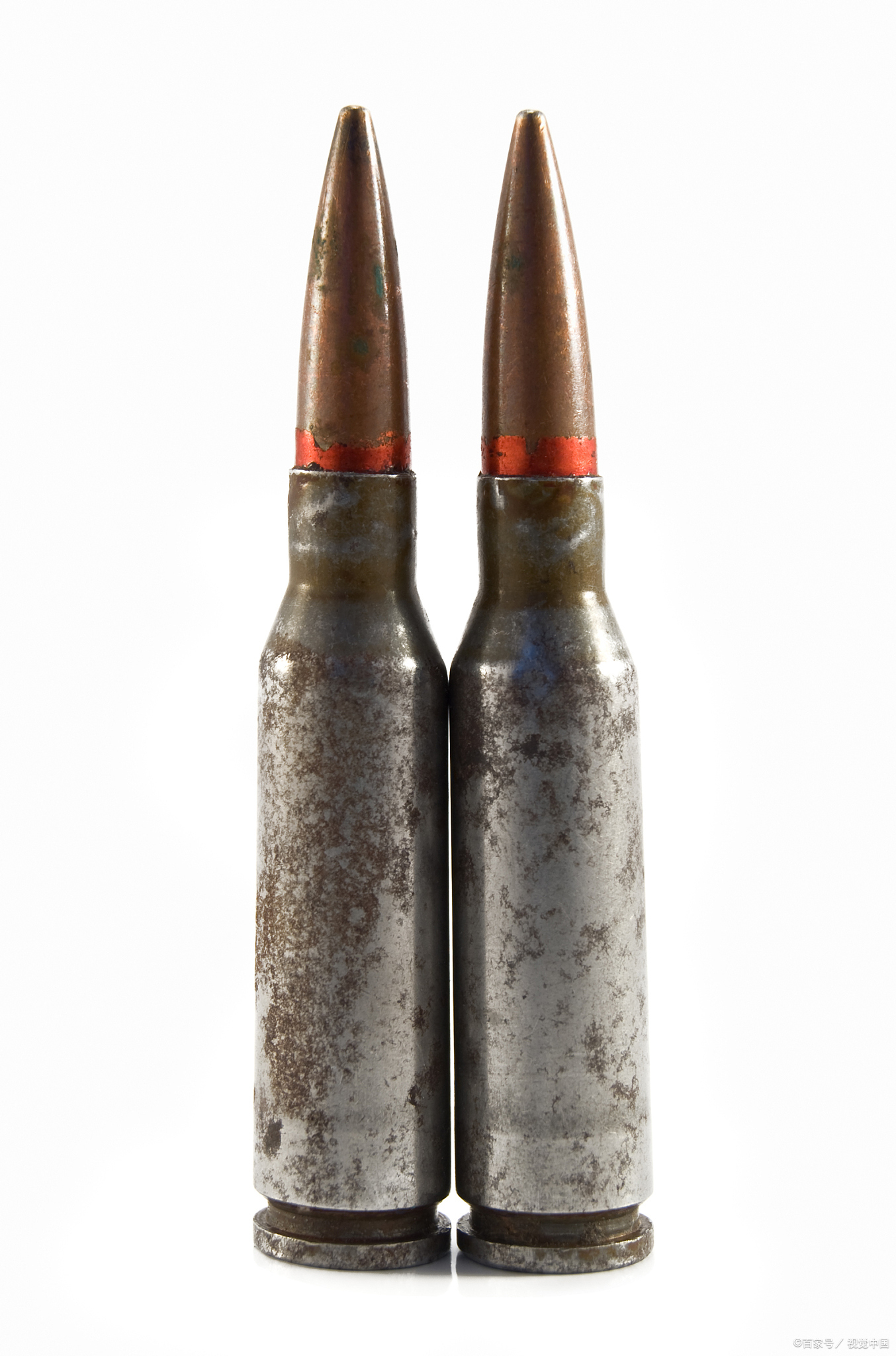 从现场的图片来看,多枚火箭弹在空中划过一道道弧线,直冲云霄