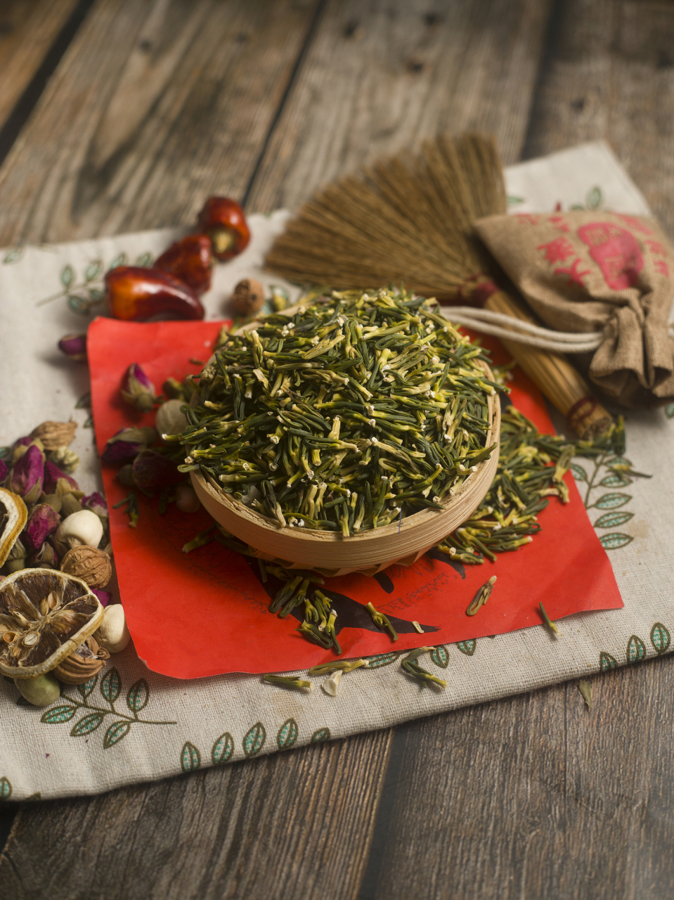 莲子心降压:莲子芯味道极苦,却有显著的强心作用,能扩张外周血管