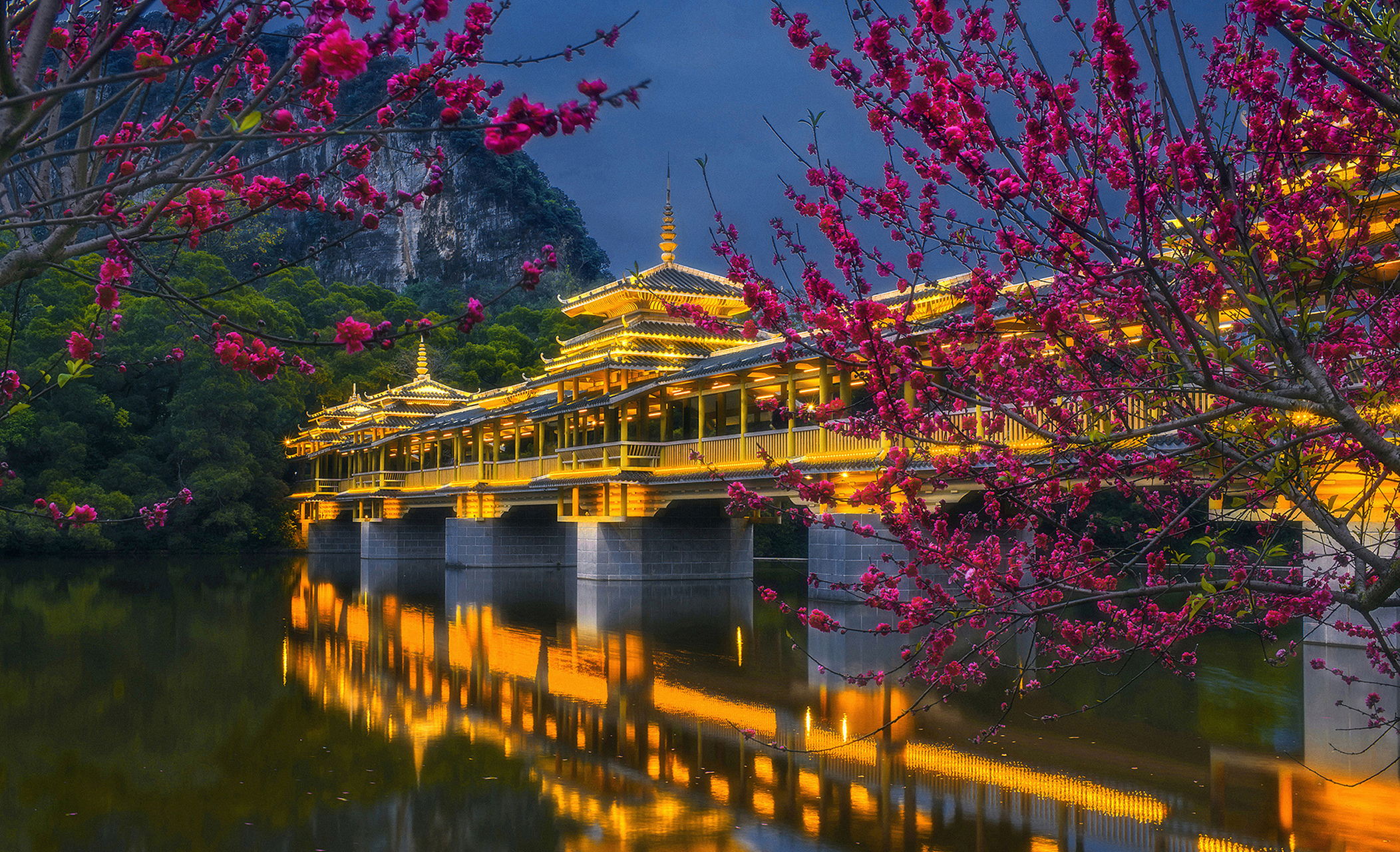 柳州旅游游玩攻略||好的,以下是一份柳州旅游攻略: - **交通**:柳州的
