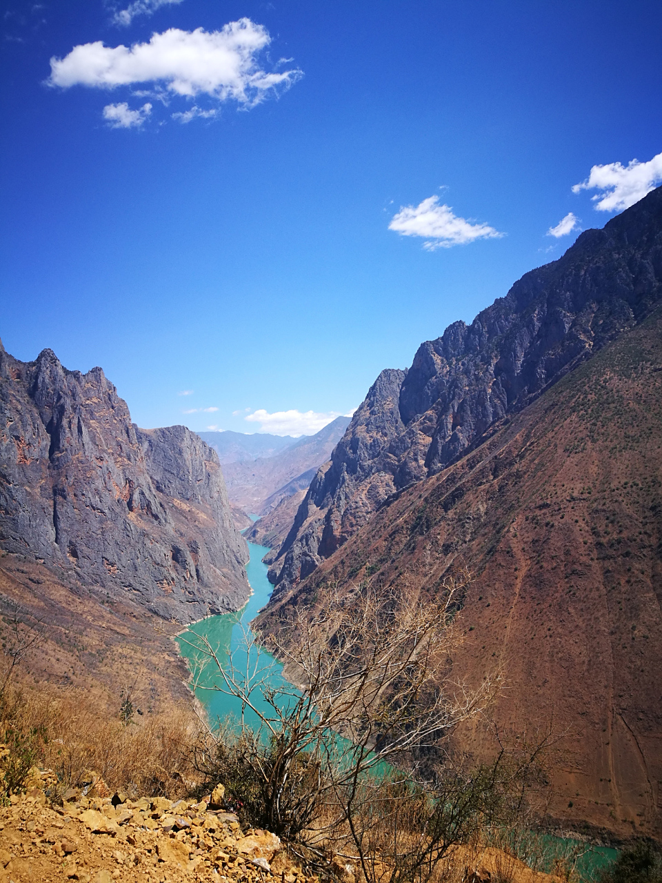 澜沧江梅里大峡谷,位于中国云南迪庆德钦县,中国最美大峡谷之一,中国