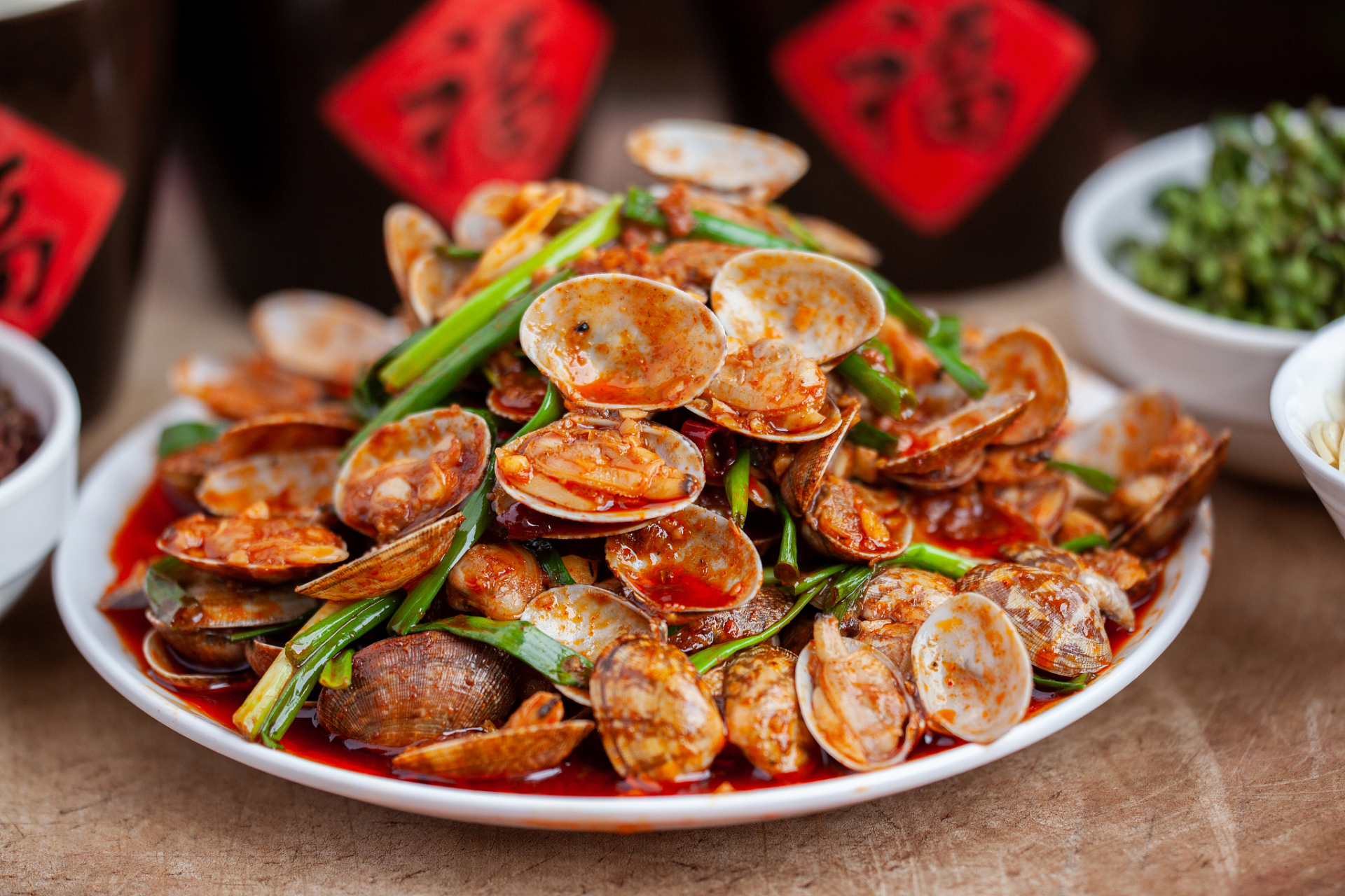 香辣炒花甲 主料:花甲两斤 配料:线椒两根,小米椒四根,姜一块,蒜一头