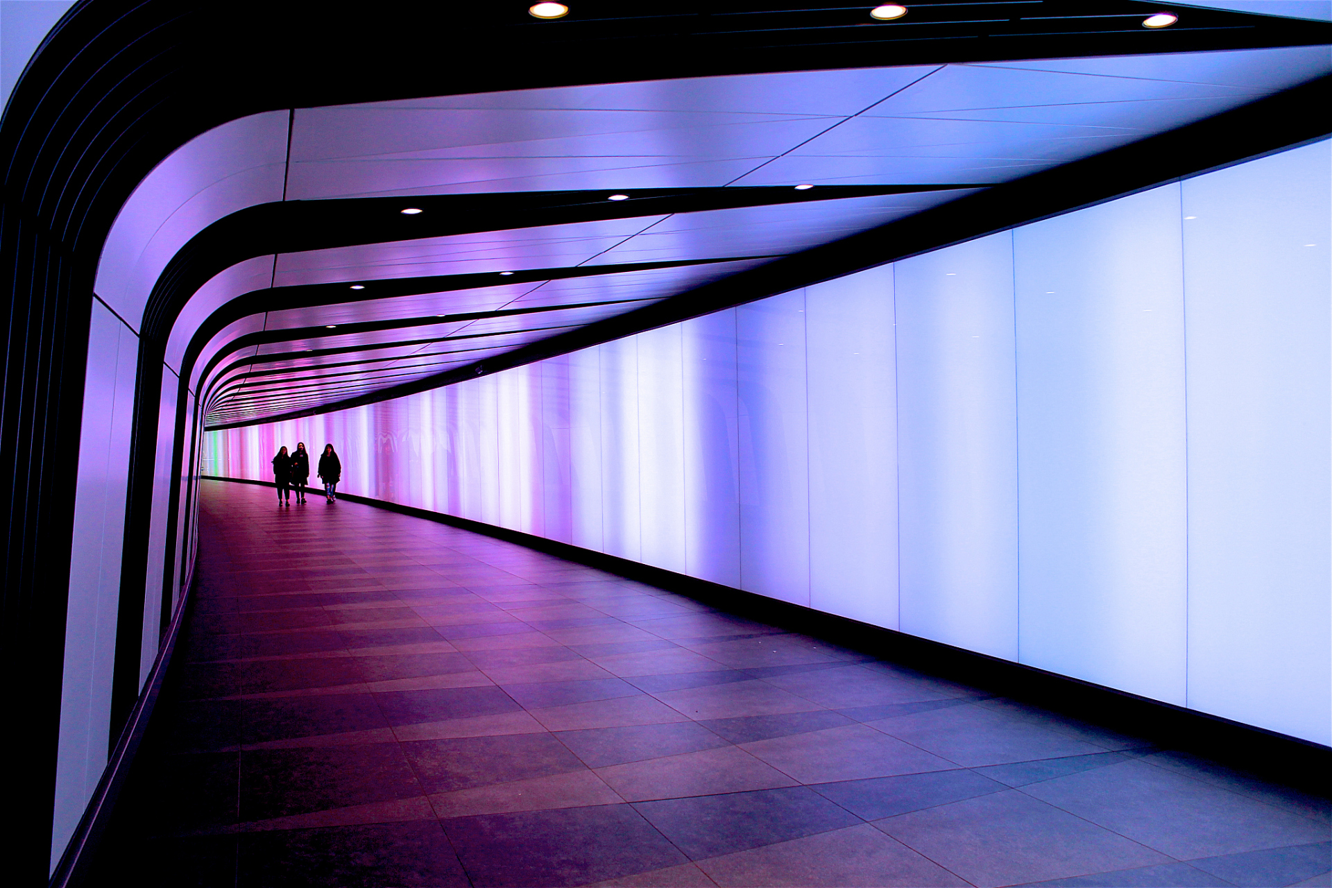 透明亚克力隧道长74米,宽3米,高2.