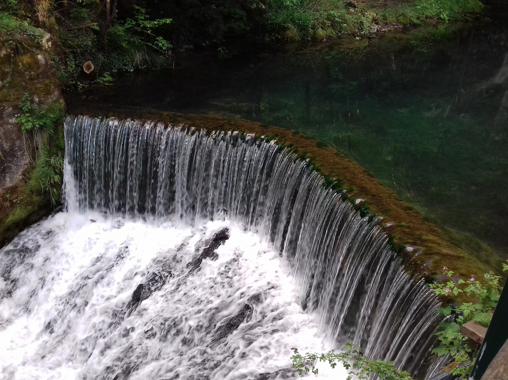 清远天子山瀑布群位于广东省清远市清城区,是广东省内最大的瀑布群,被