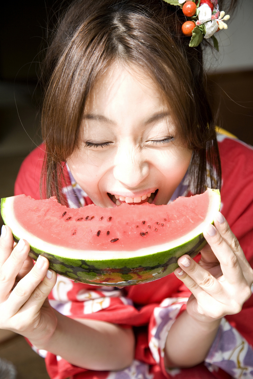 早春红玉是杂交一代极早熟小型红瓤西瓜